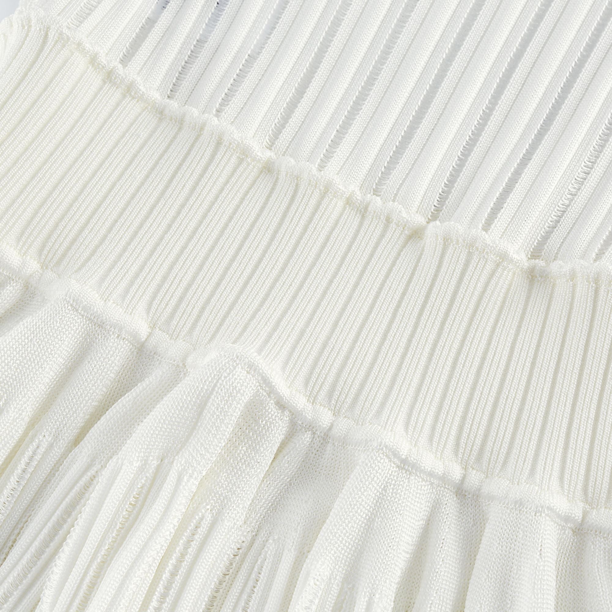 فستان نومي القصير ذو الثنيات المقطوعة باللون الأبيض