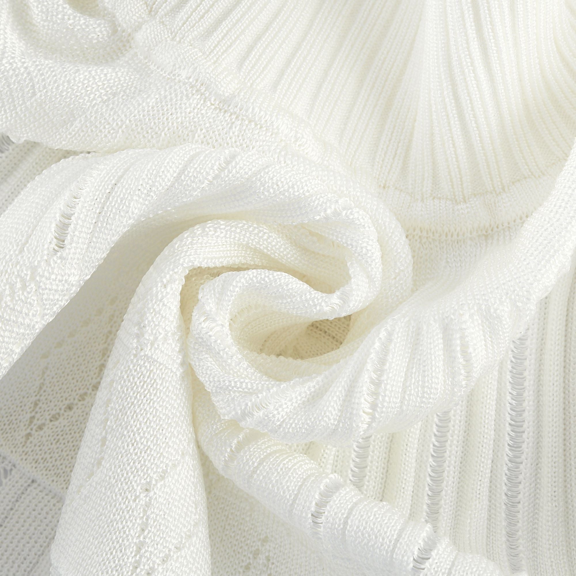 فستان نومي القصير ذو الثنيات المقطوعة باللون الأبيض