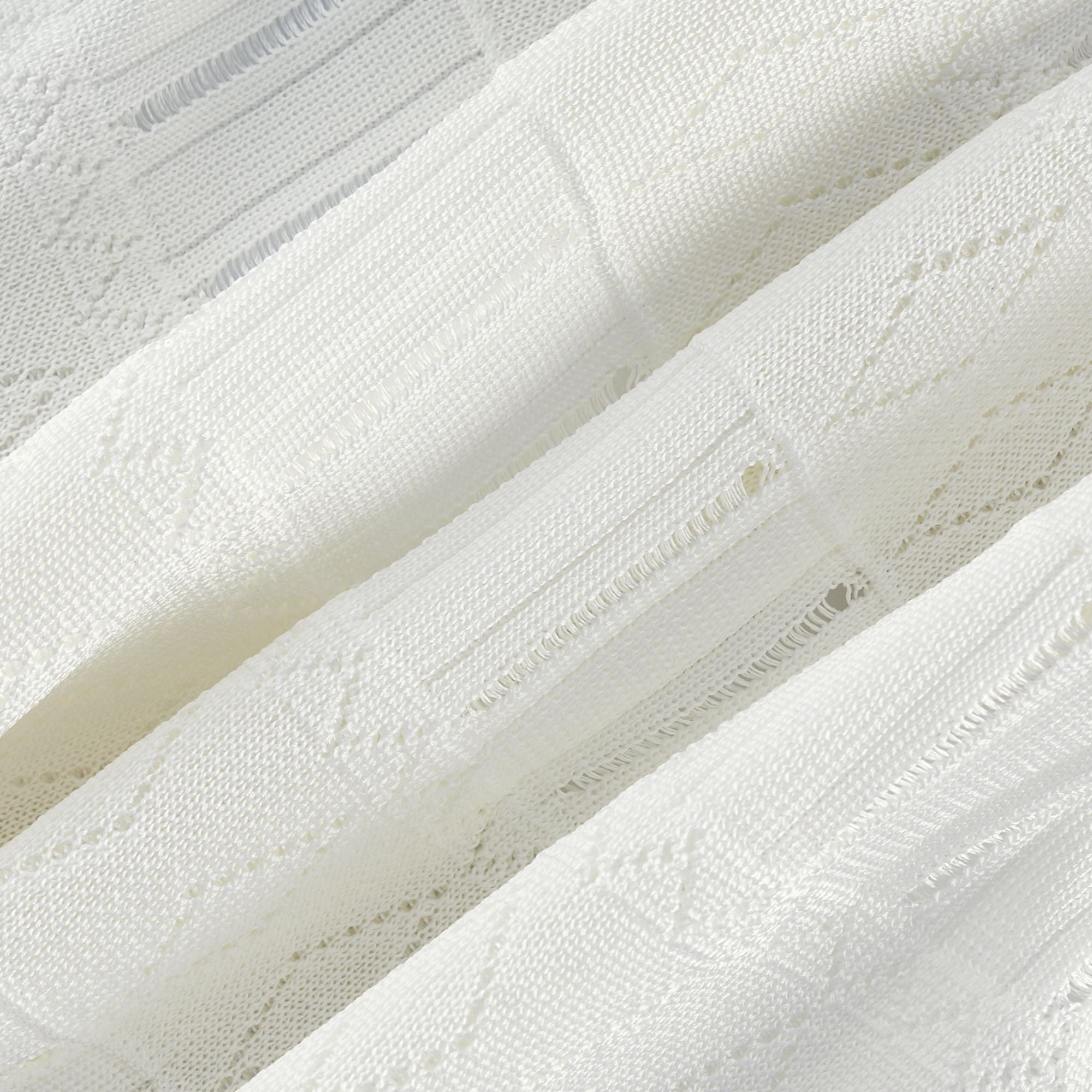 فستان نومي القصير ذو الثنيات المقطوعة باللون الأبيض