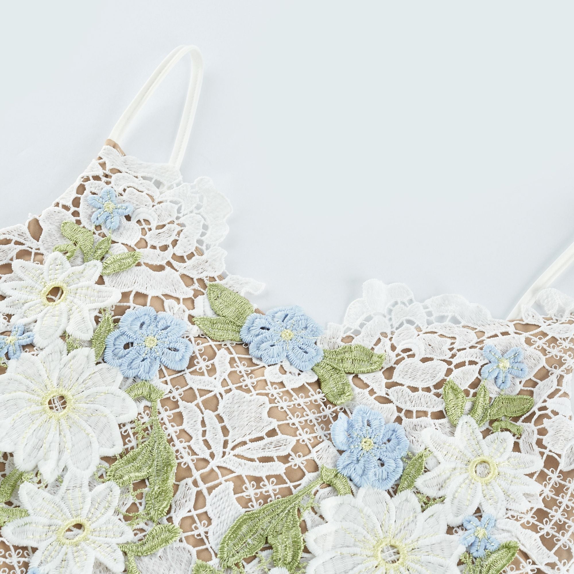 فستان هيرمين متوسط الطول شفاف ومزين بنقشة زهور صناعية