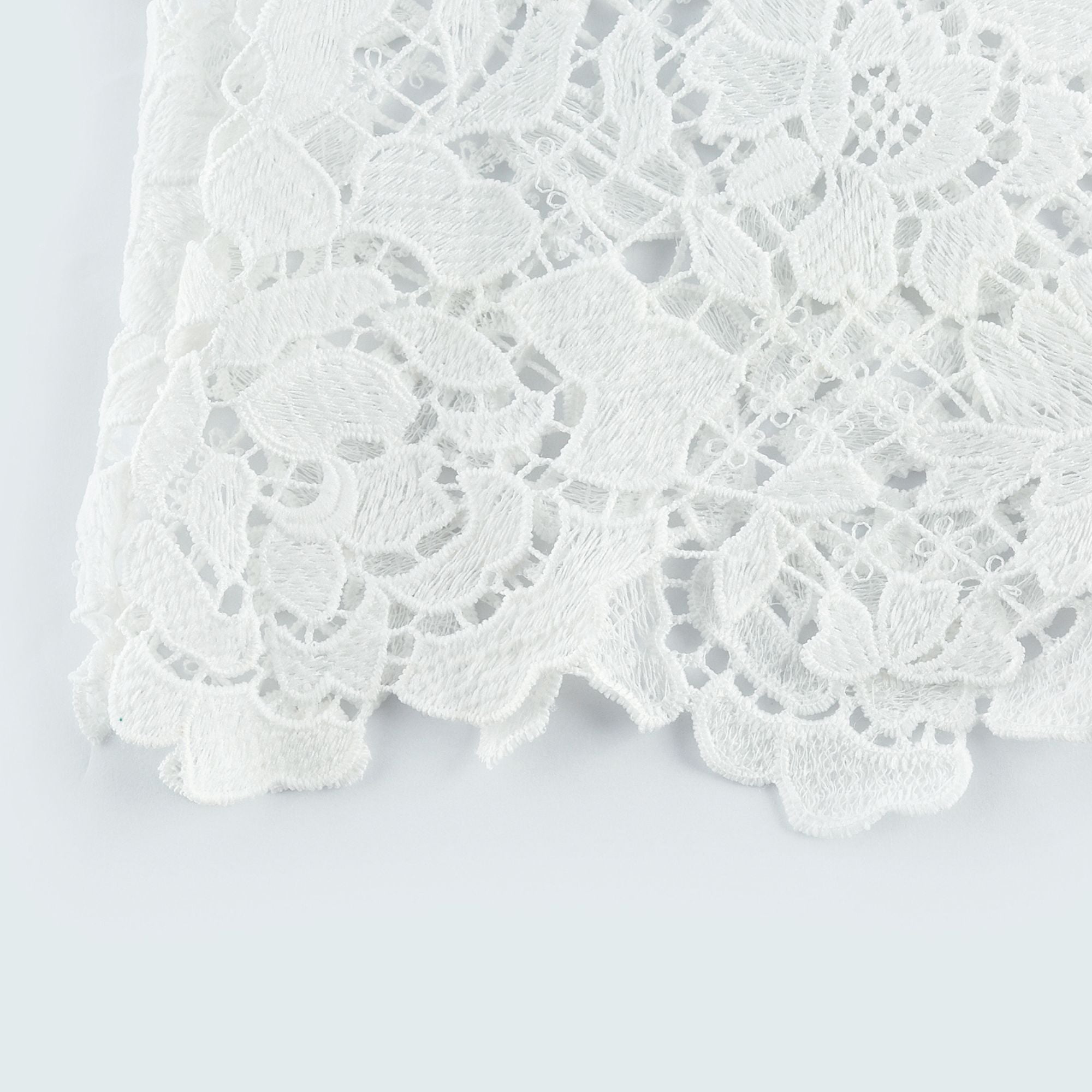 فستان هيرمين متوسط الطول شفاف ومزين بنقشة زهور صناعية