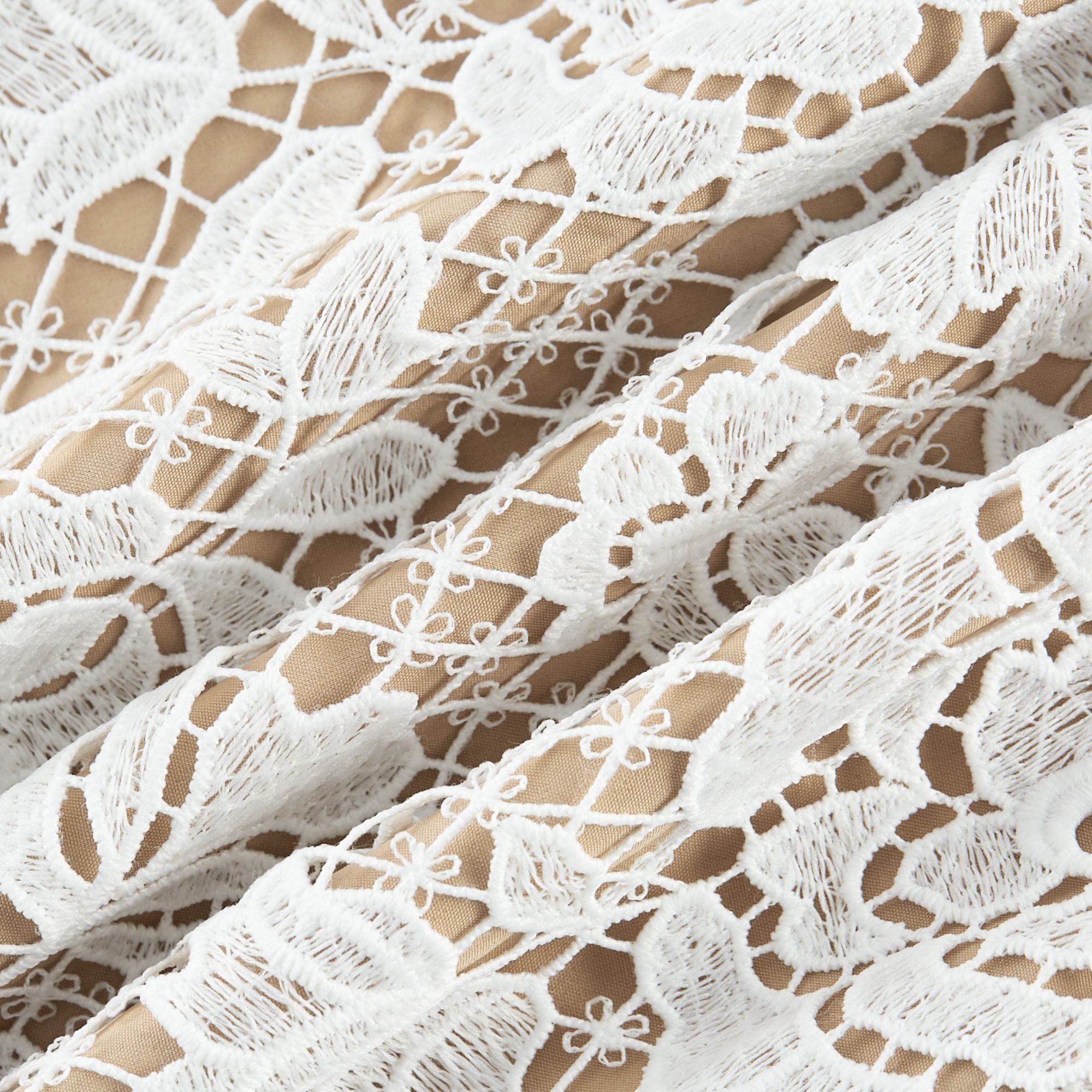 فستان هيرمين متوسط الطول شفاف ومزين بنقشة زهور صناعية