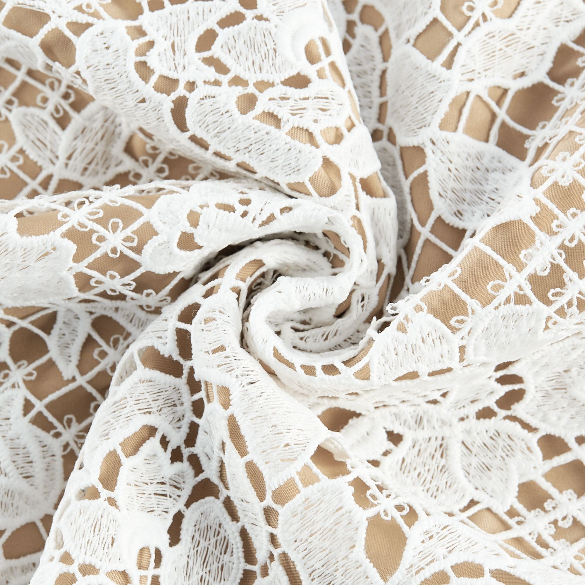 فستان هيرمين متوسط الطول شفاف ومزين بنقشة زهور صناعية