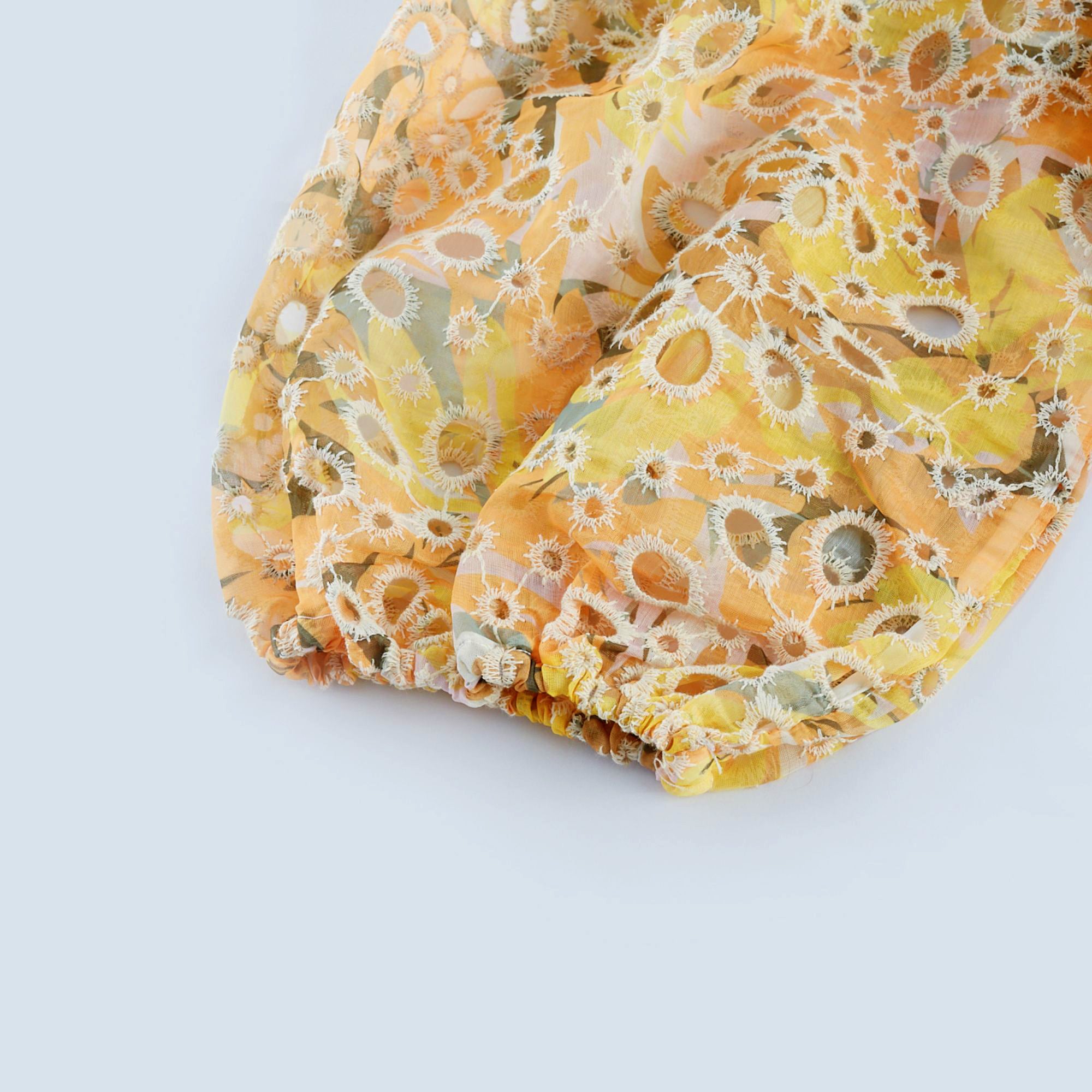 Clémence Midikleid mit Blumendruck und Cut-outs