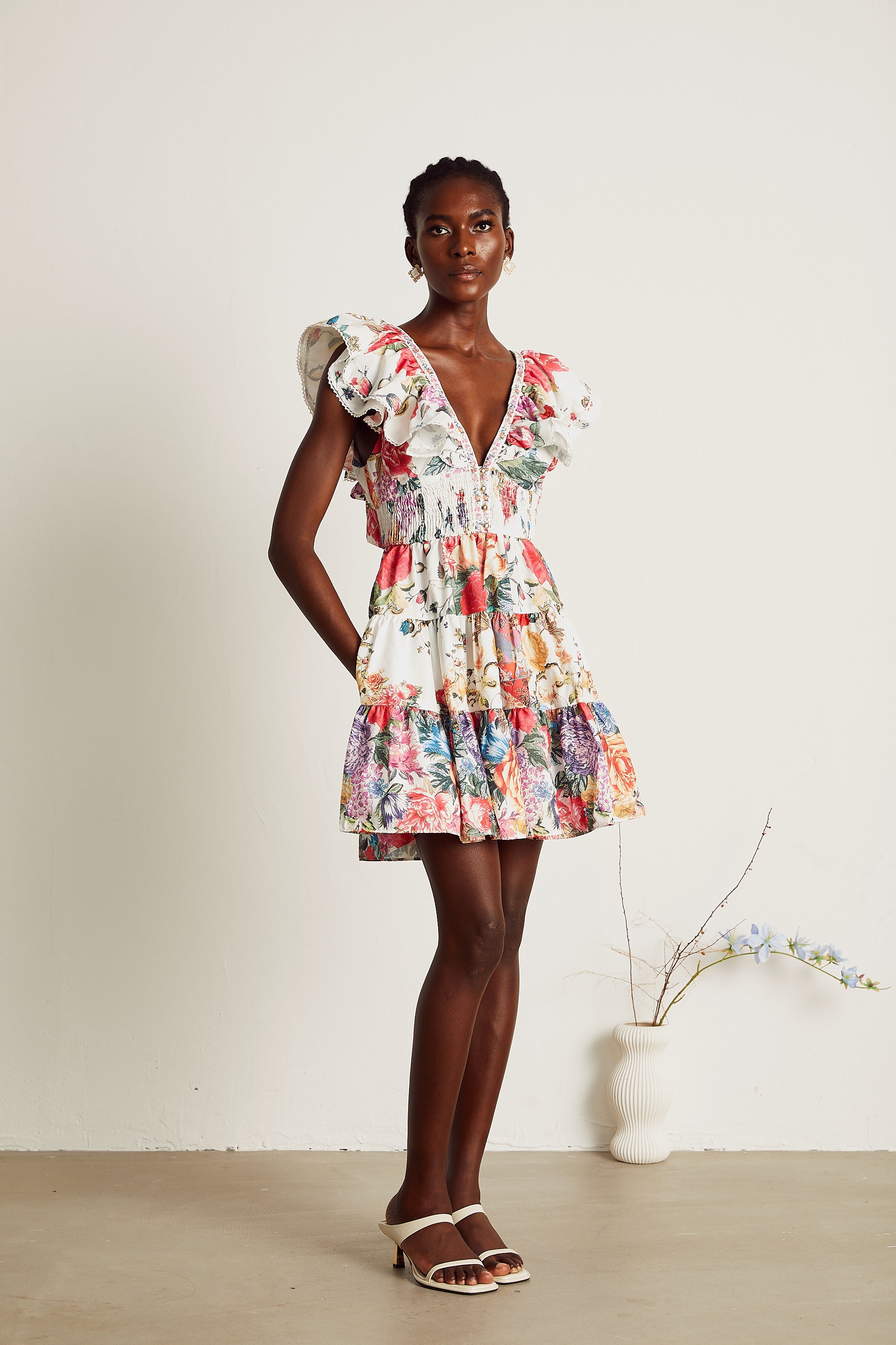 Saige – Minikleid mit Rüschen und Blumenprint in Weiß