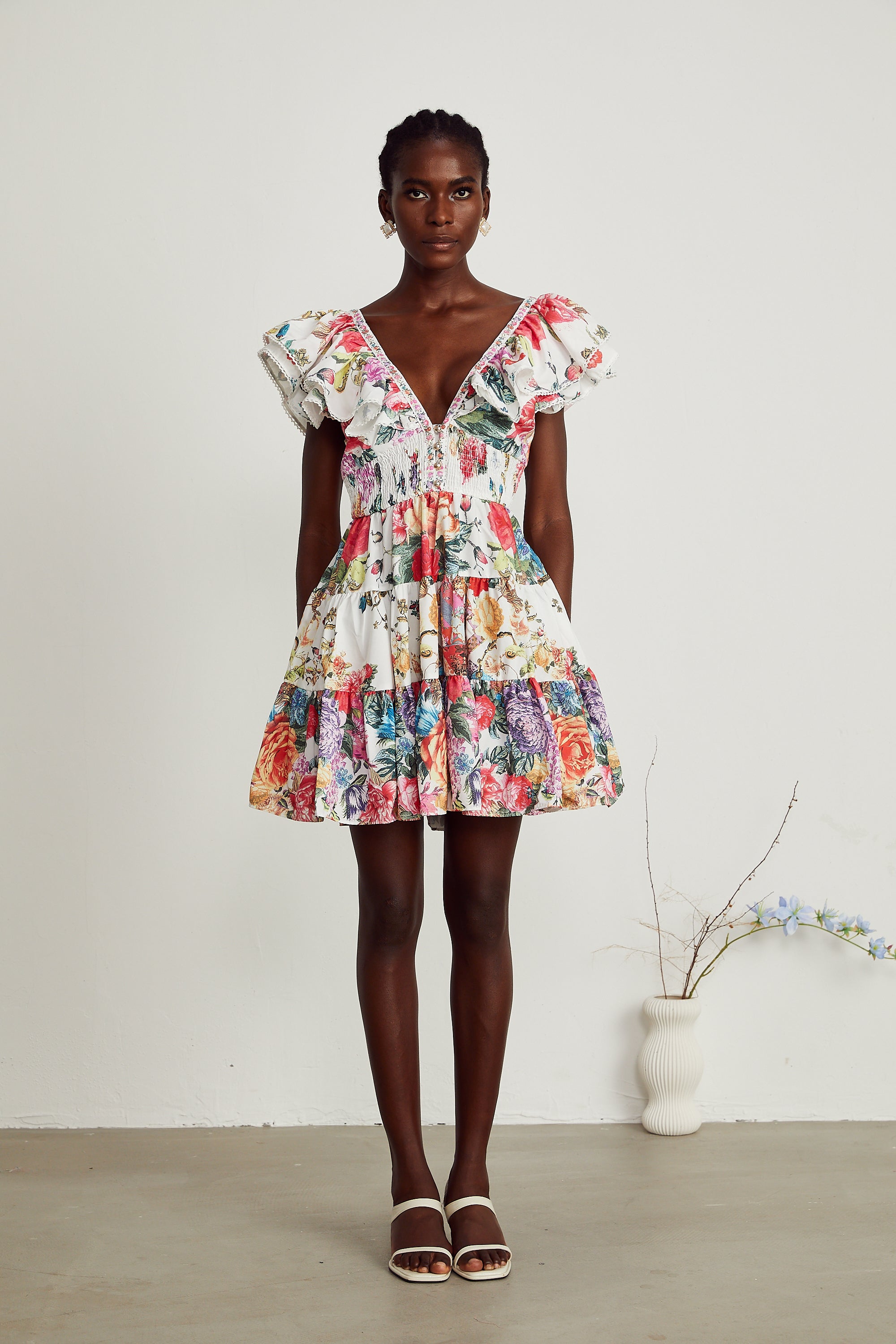 Saige – Minikleid mit Rüschen und Blumenprint in Weiß