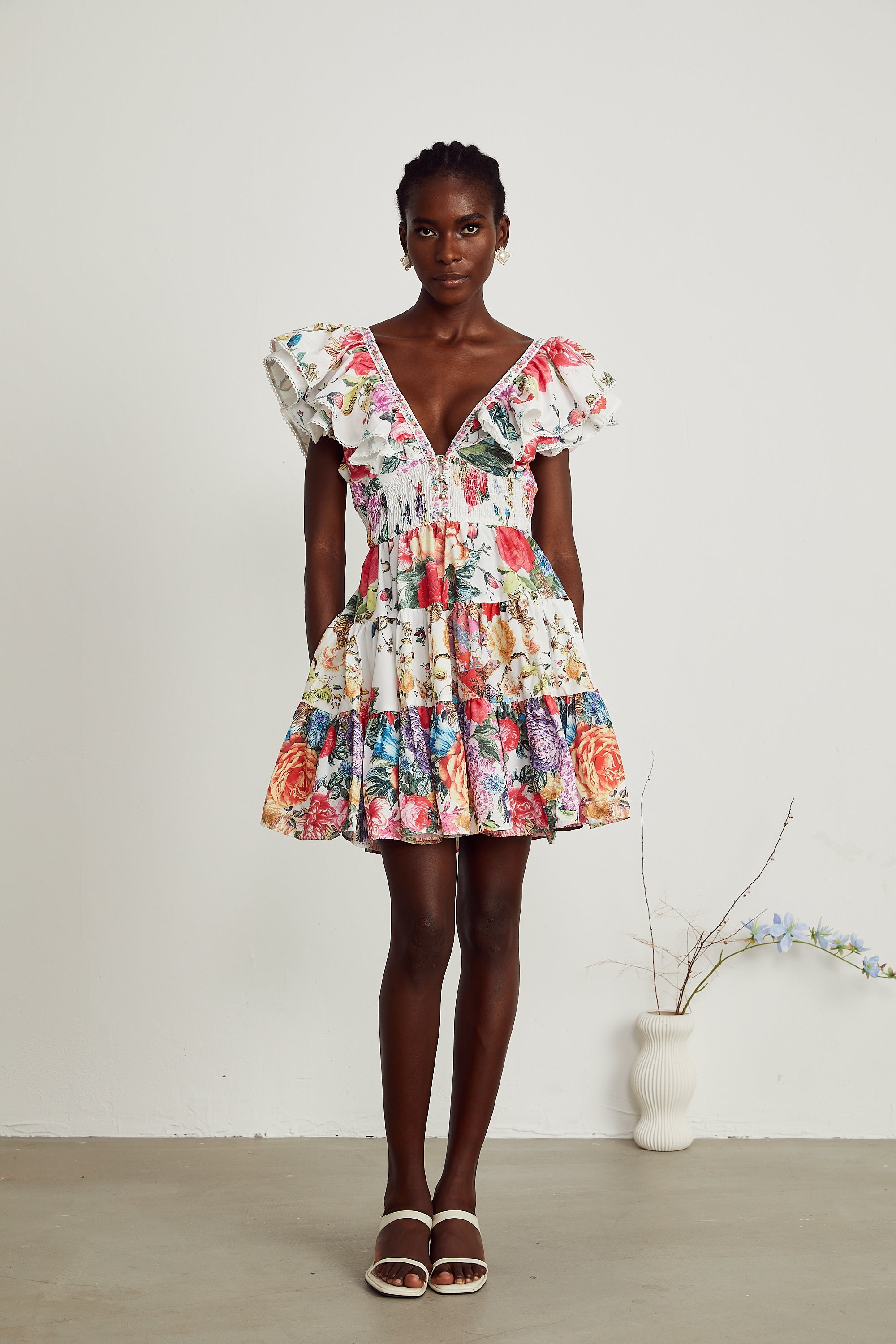 Saige – Minikleid mit Rüschen und Blumenprint in Weiß