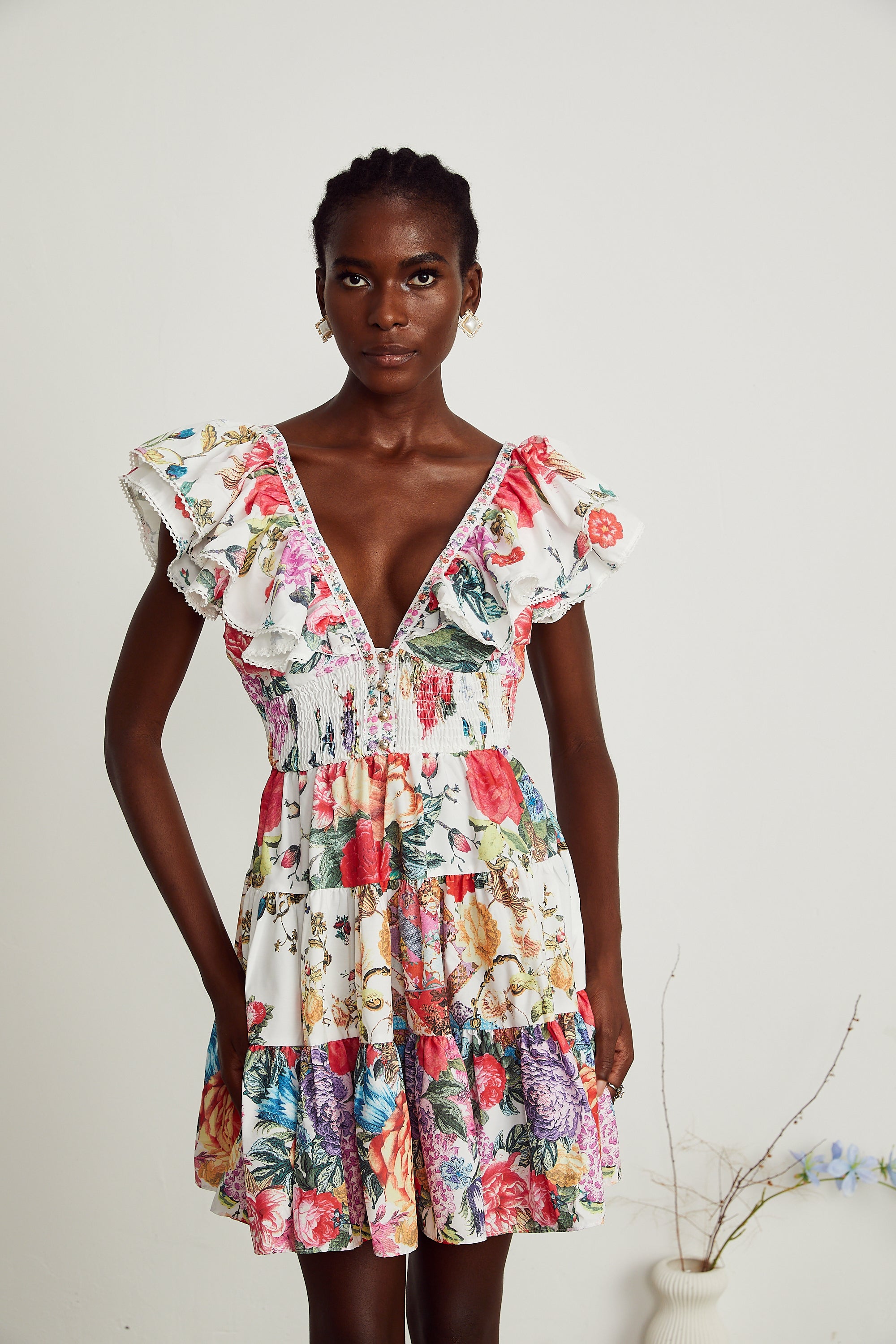 Saige – Minikleid mit Rüschen und Blumenprint in Weiß