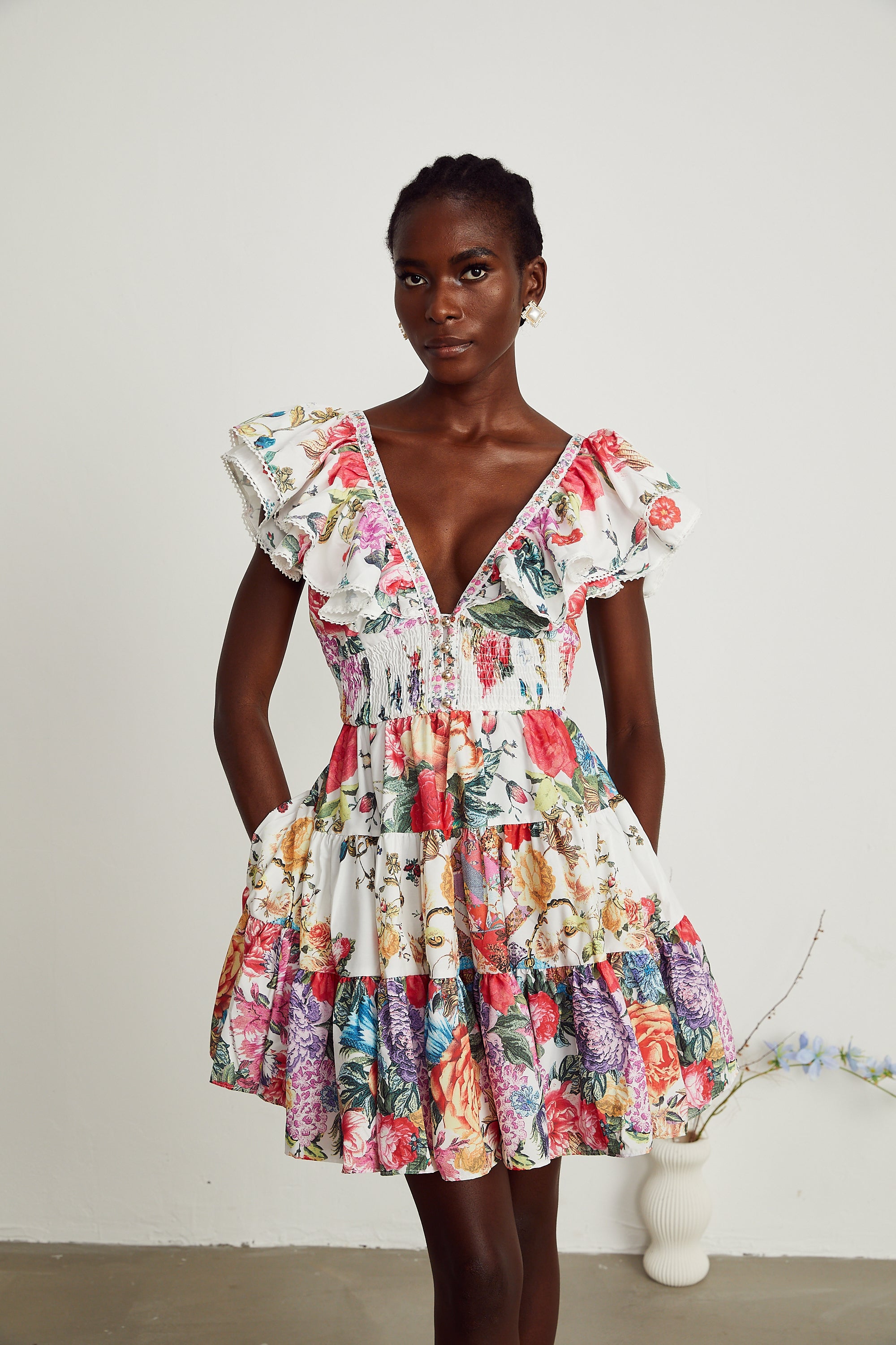 Saige – Minikleid mit Rüschen und Blumenprint in Weiß