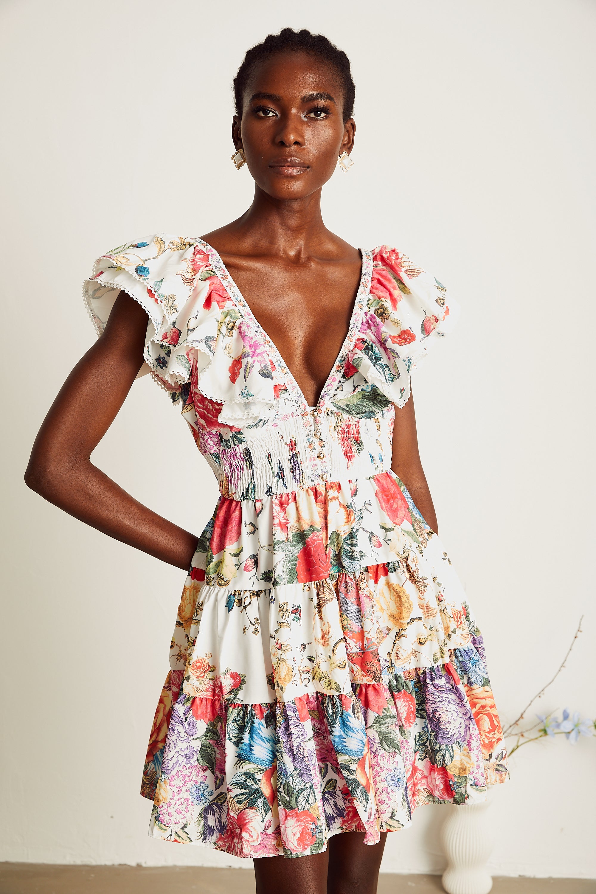 Saige – Minikleid mit Rüschen und Blumenprint in Weiß