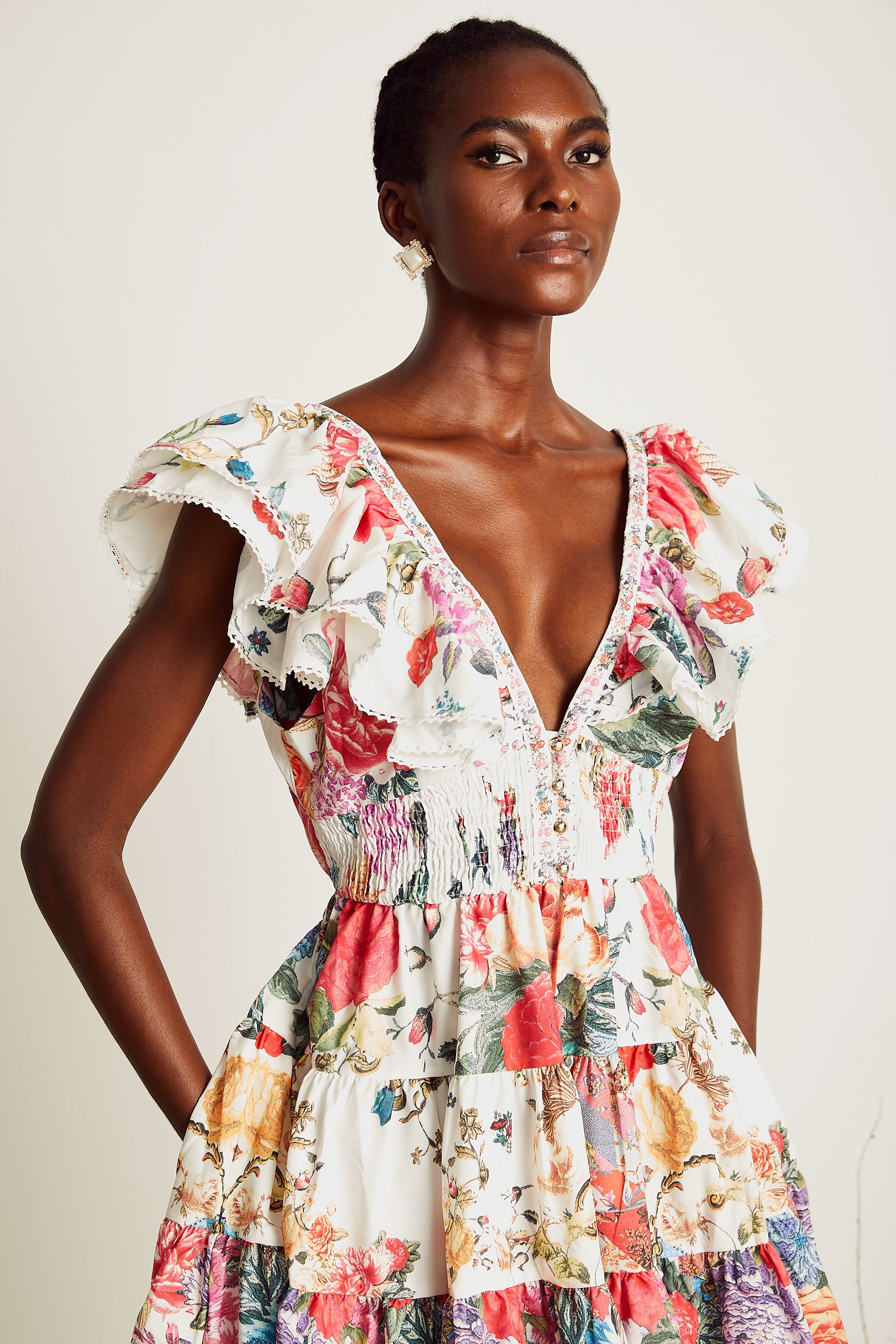 Saige – Minikleid mit Rüschen und Blumenprint in Weiß