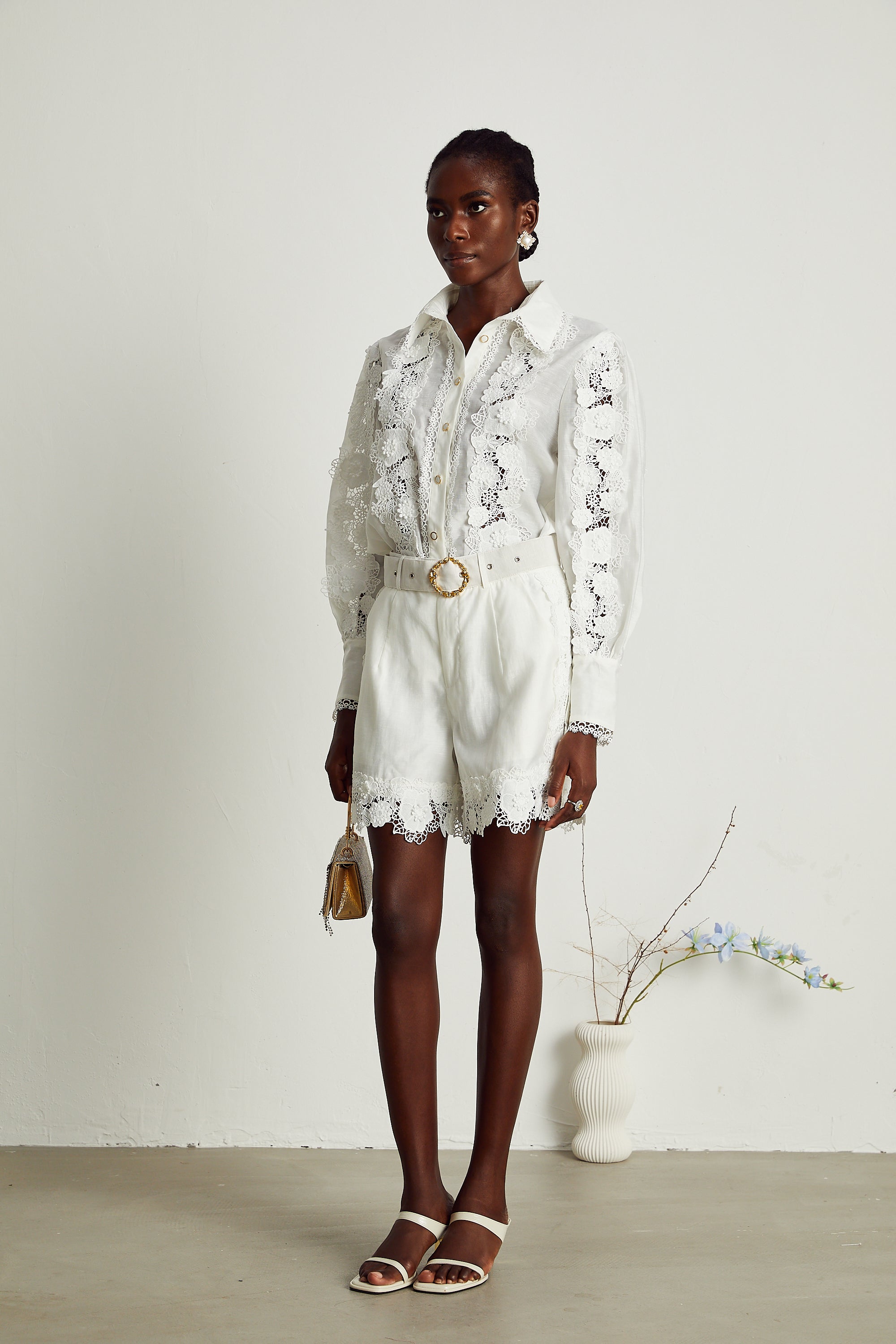 طقم روزالي من قميص وشورت مطرز بحواف دانتيل