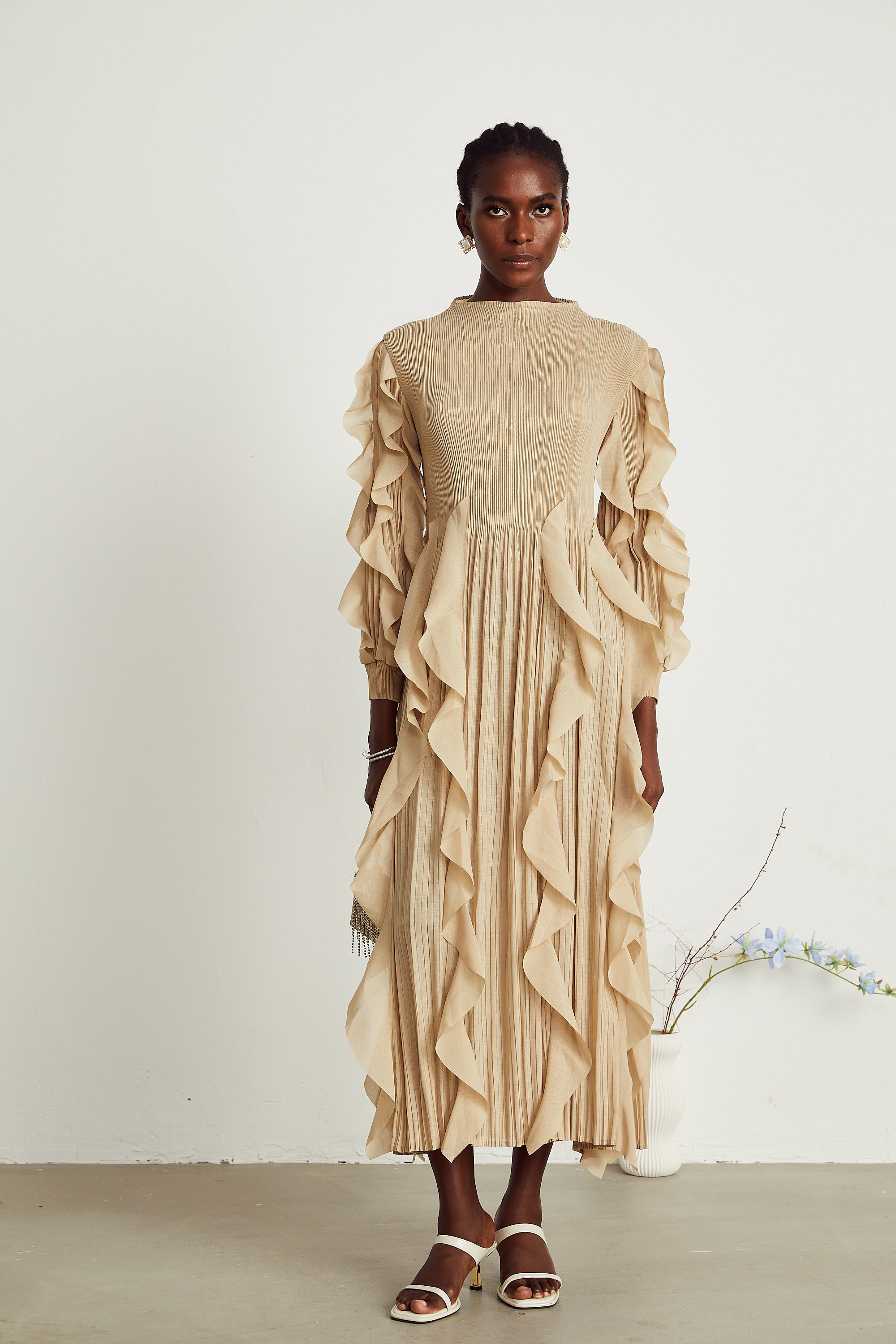 Colette – Plissiertes Maxikleid mit Rüschenbesatz