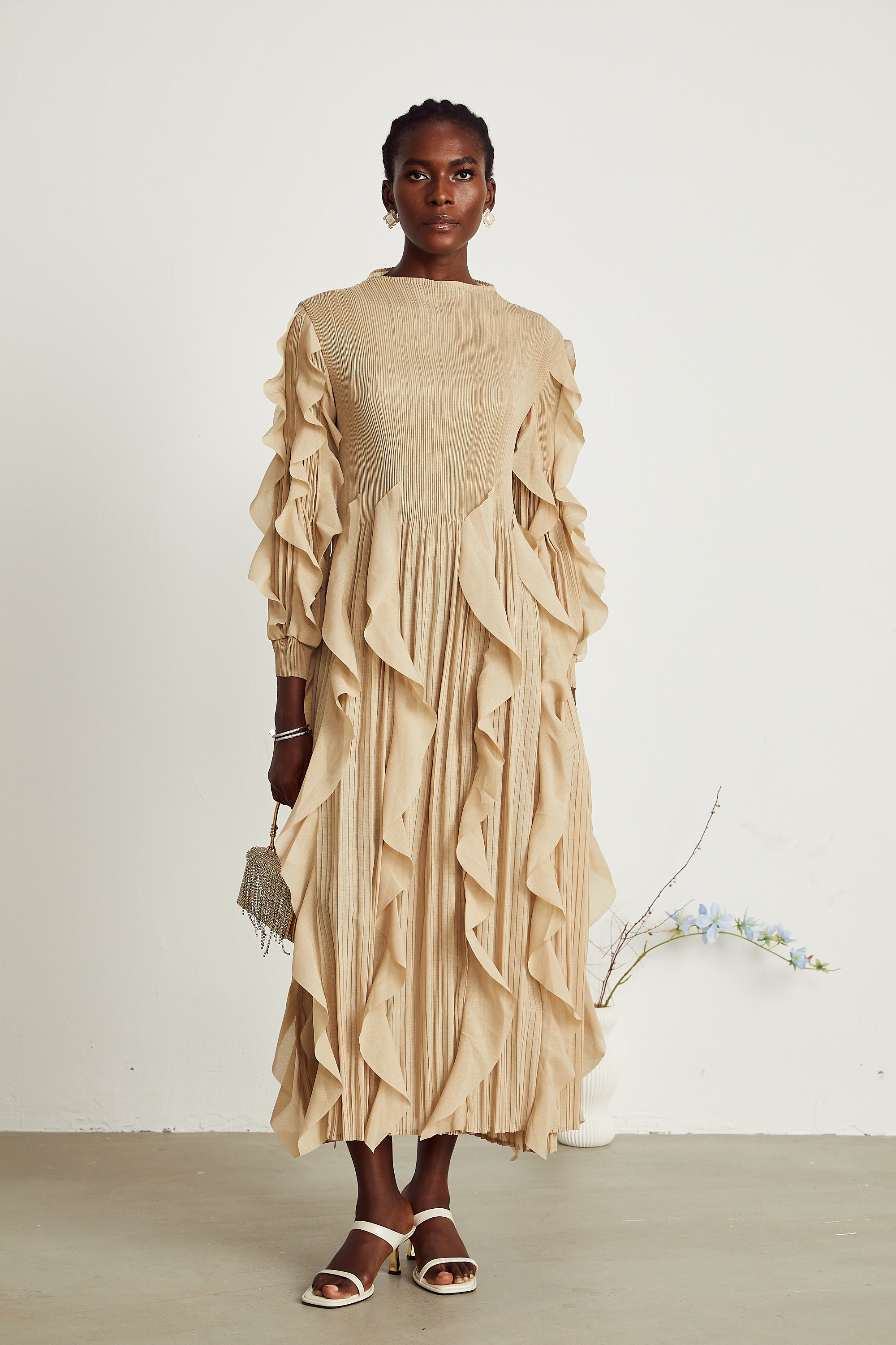 Colette – Plissiertes Maxikleid mit Rüschenbesatz