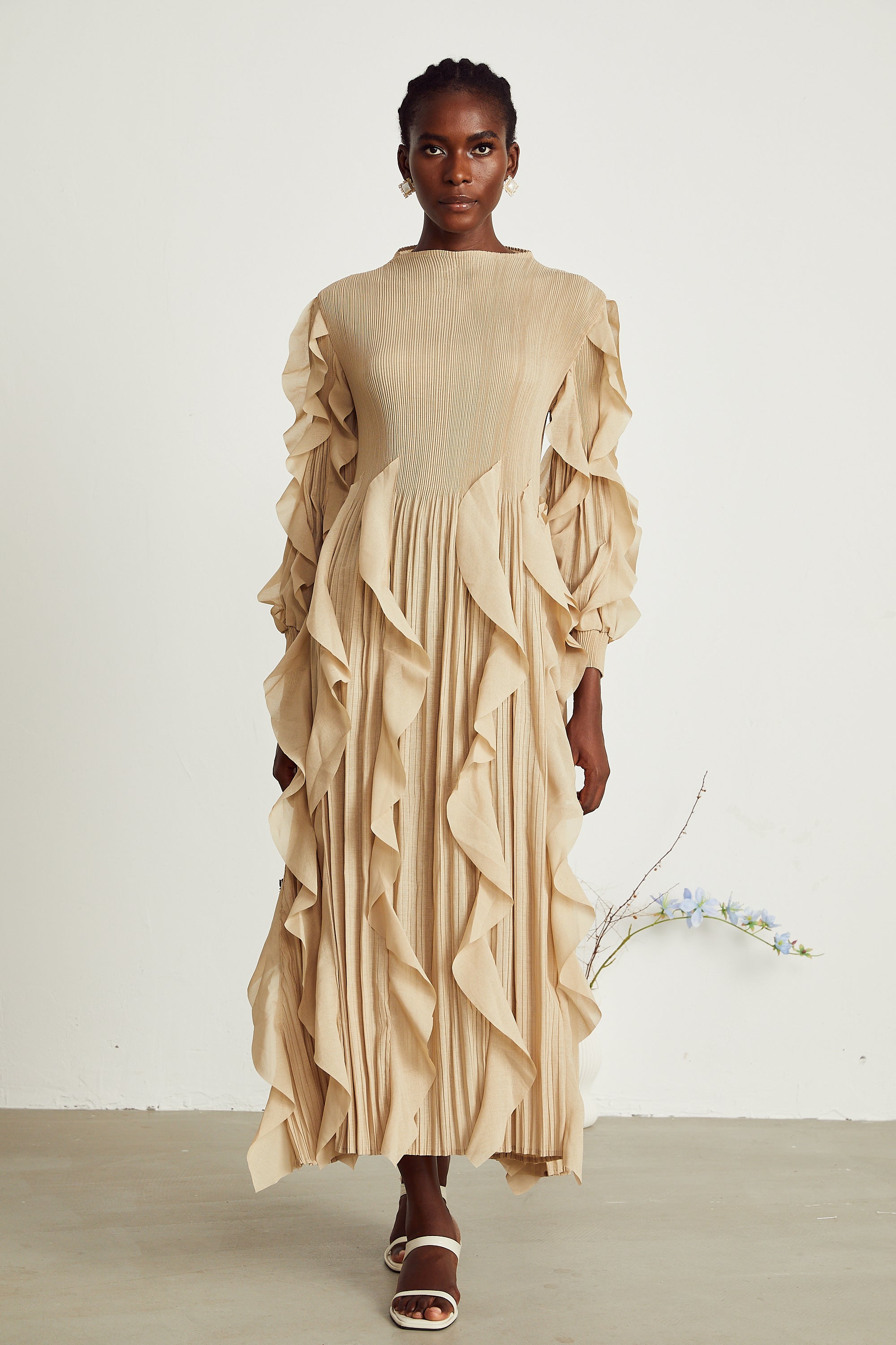 Colette – Plissiertes Maxikleid mit Rüschenbesatz