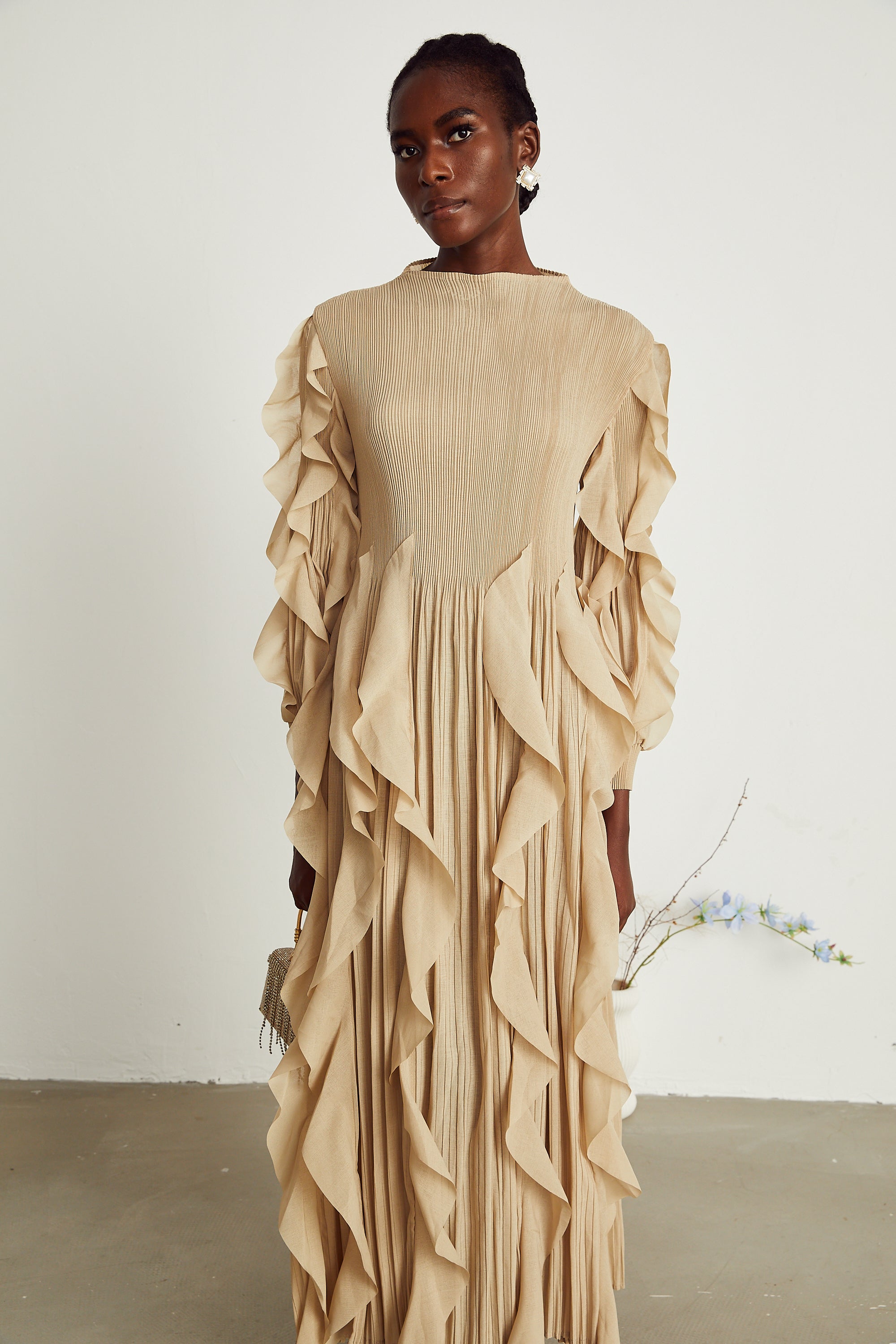 Colette – Plissiertes Maxikleid mit Rüschenbesatz