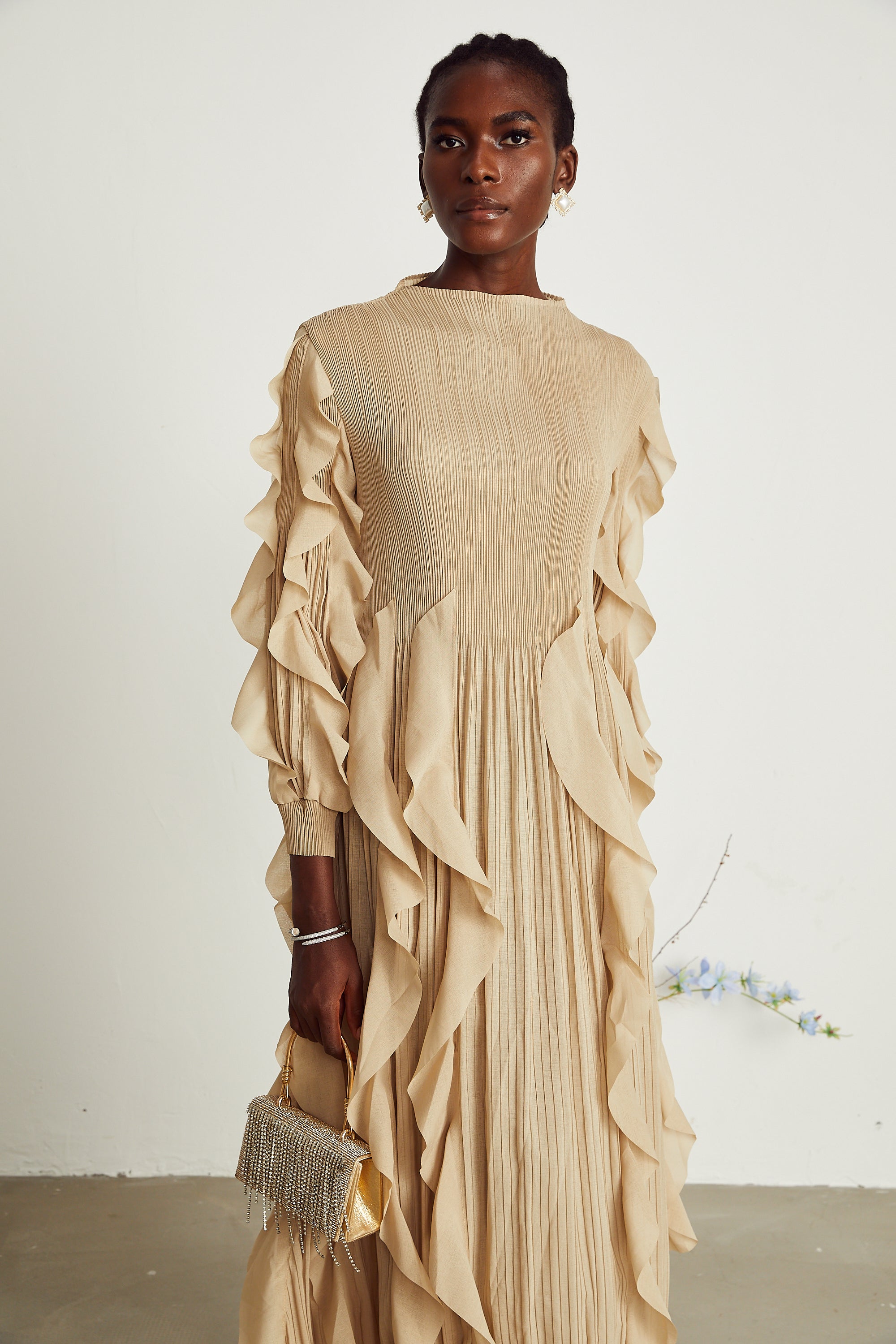 Colette – Plissiertes Maxikleid mit Rüschenbesatz