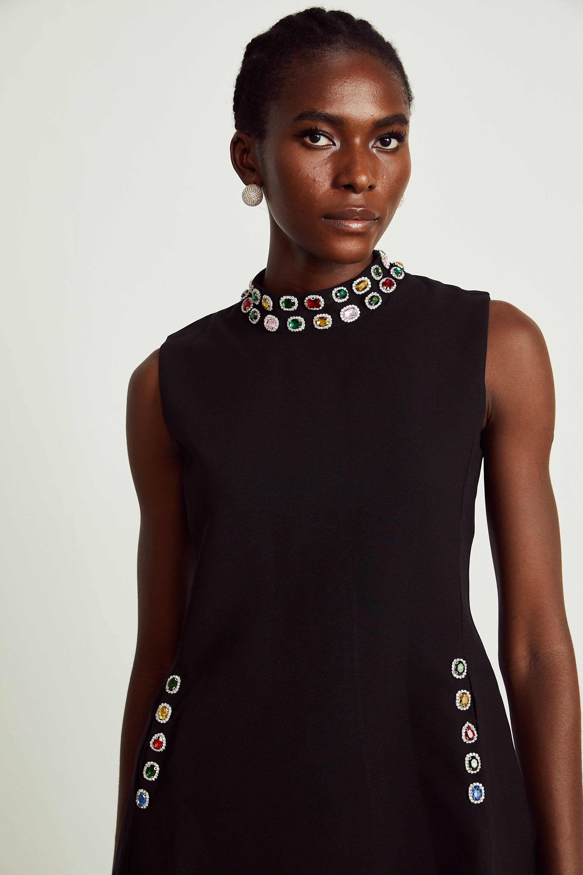 فستان قصير بدون أكمام مزين بالكريستال من Xanthe