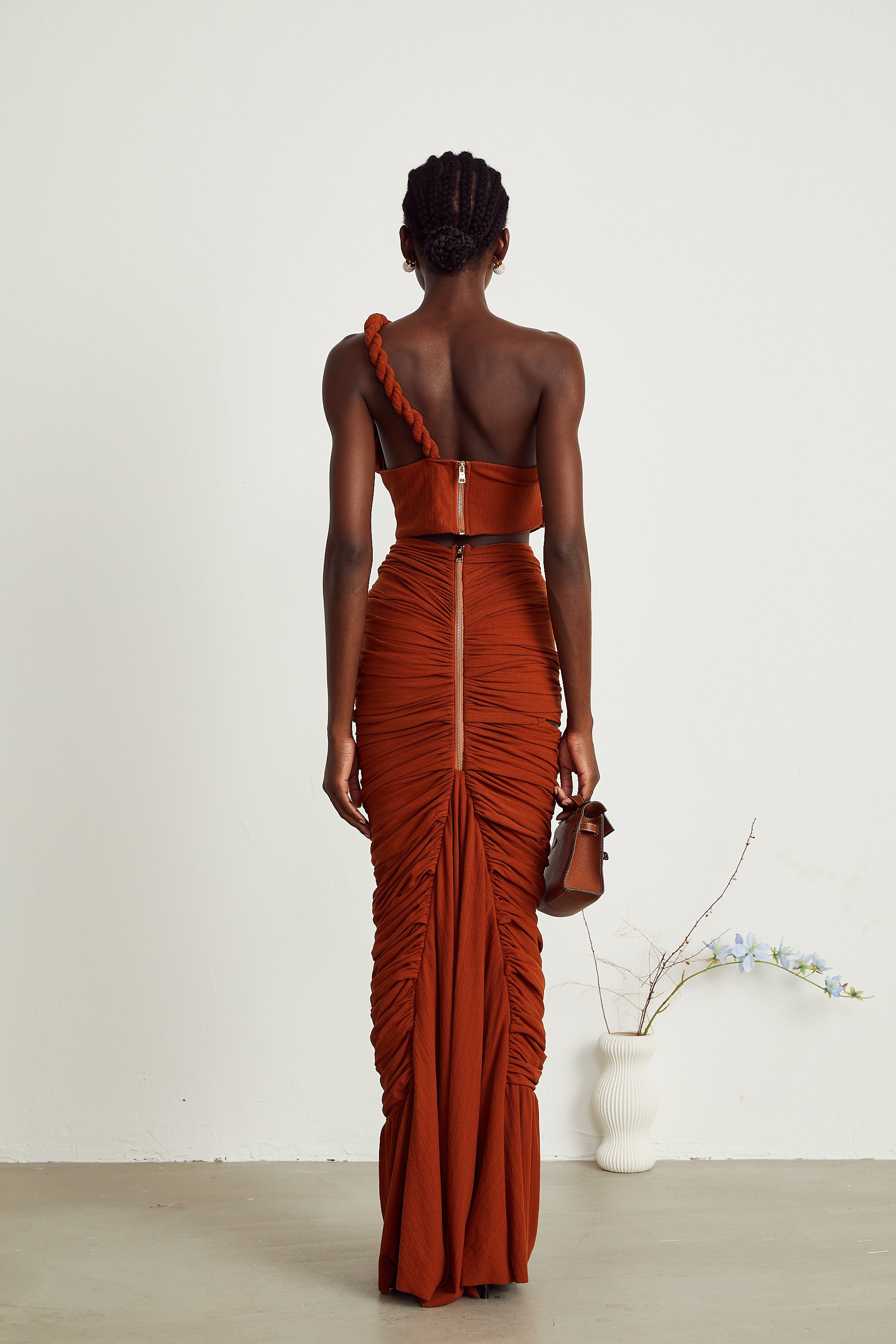 طقم Célestine بني اللون مكون من بلوزة وتنورة متناسقة مقطوعة بشكل ملتوي