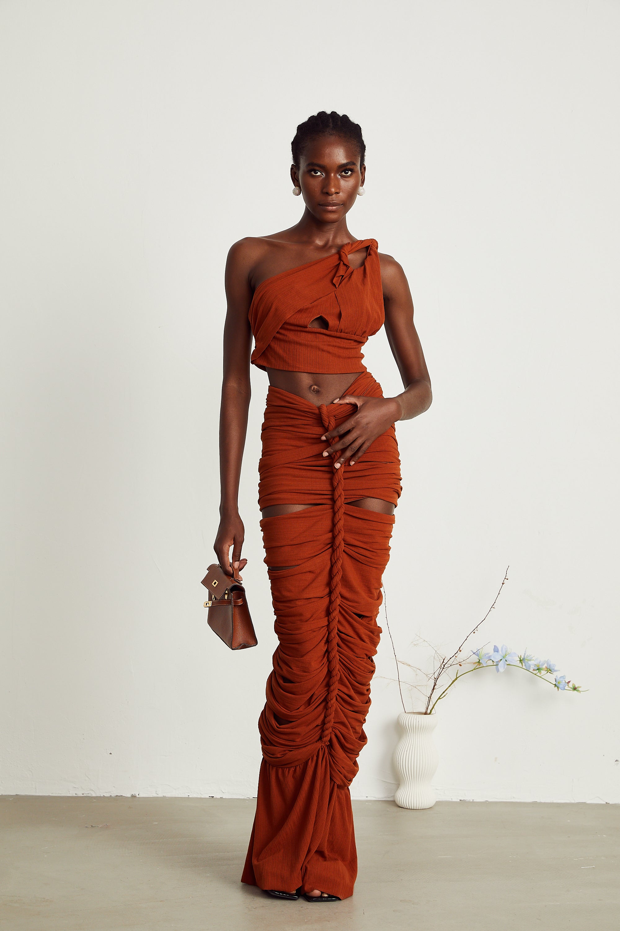 طقم Célestine بني اللون مكون من بلوزة وتنورة متناسقة مقطوعة بشكل ملتوي