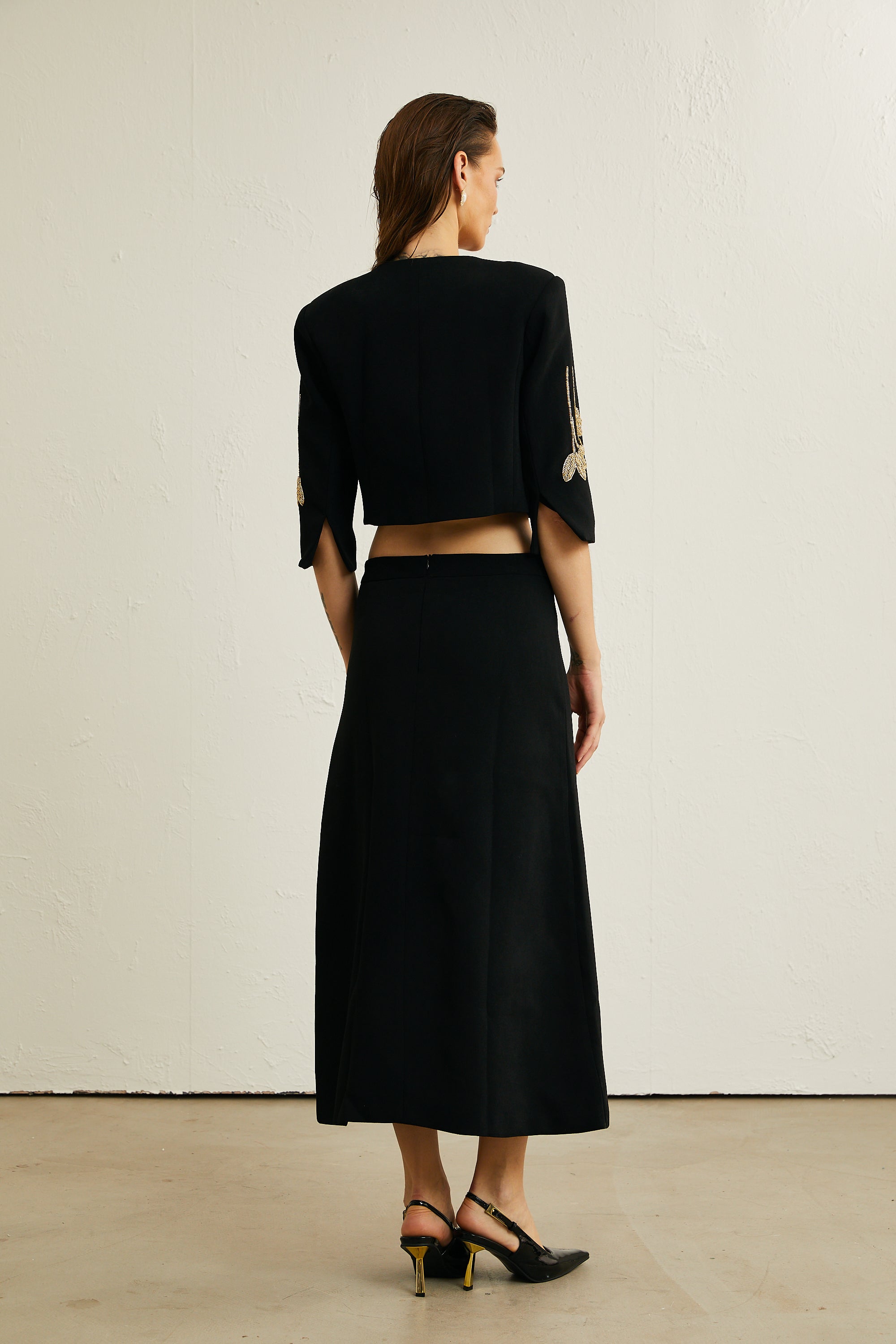 طقم سترة وتنورة متناسقة مع زهور باللون الأسود من بولين