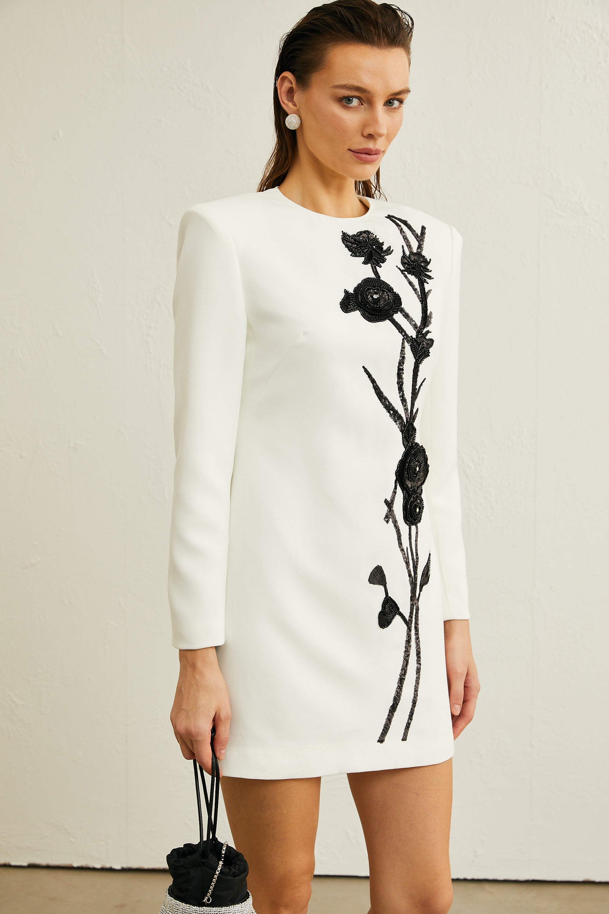 فستان فانيسا الأبيض القصير المزين بالزهور الاصطناعية