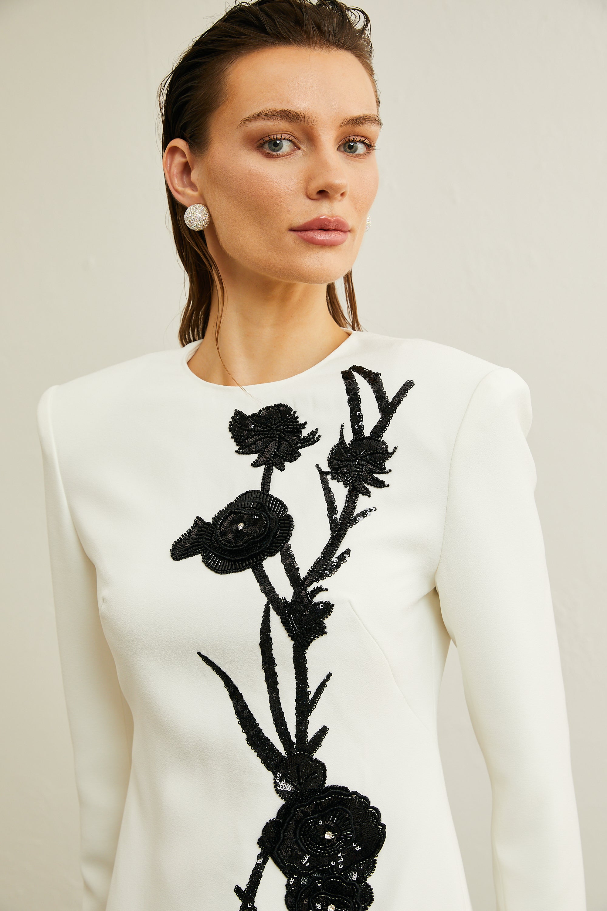 فستان فانيسا الأبيض القصير المزين بالزهور الاصطناعية