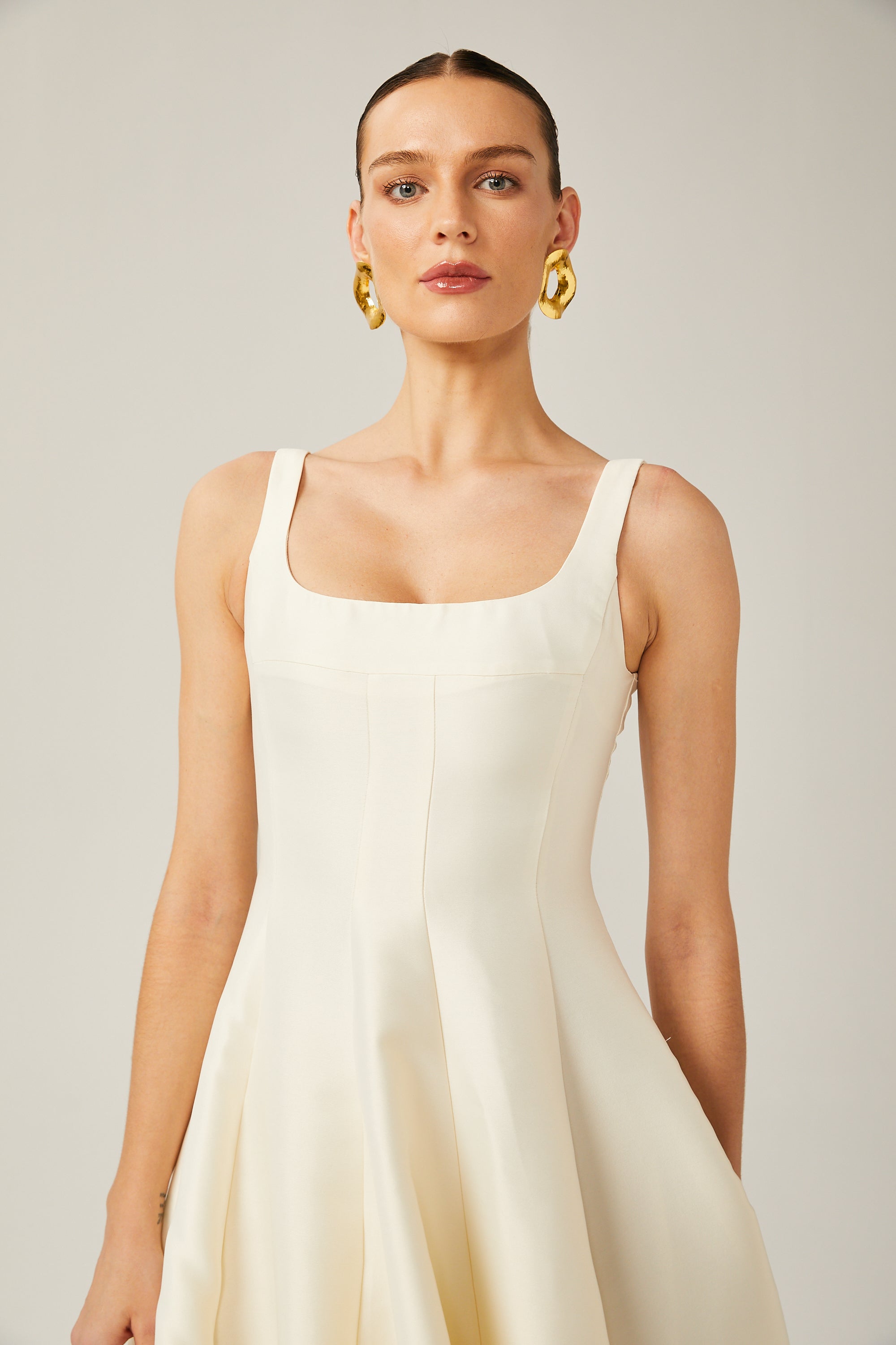 فستان ليونور متوسط الطول من الساتان