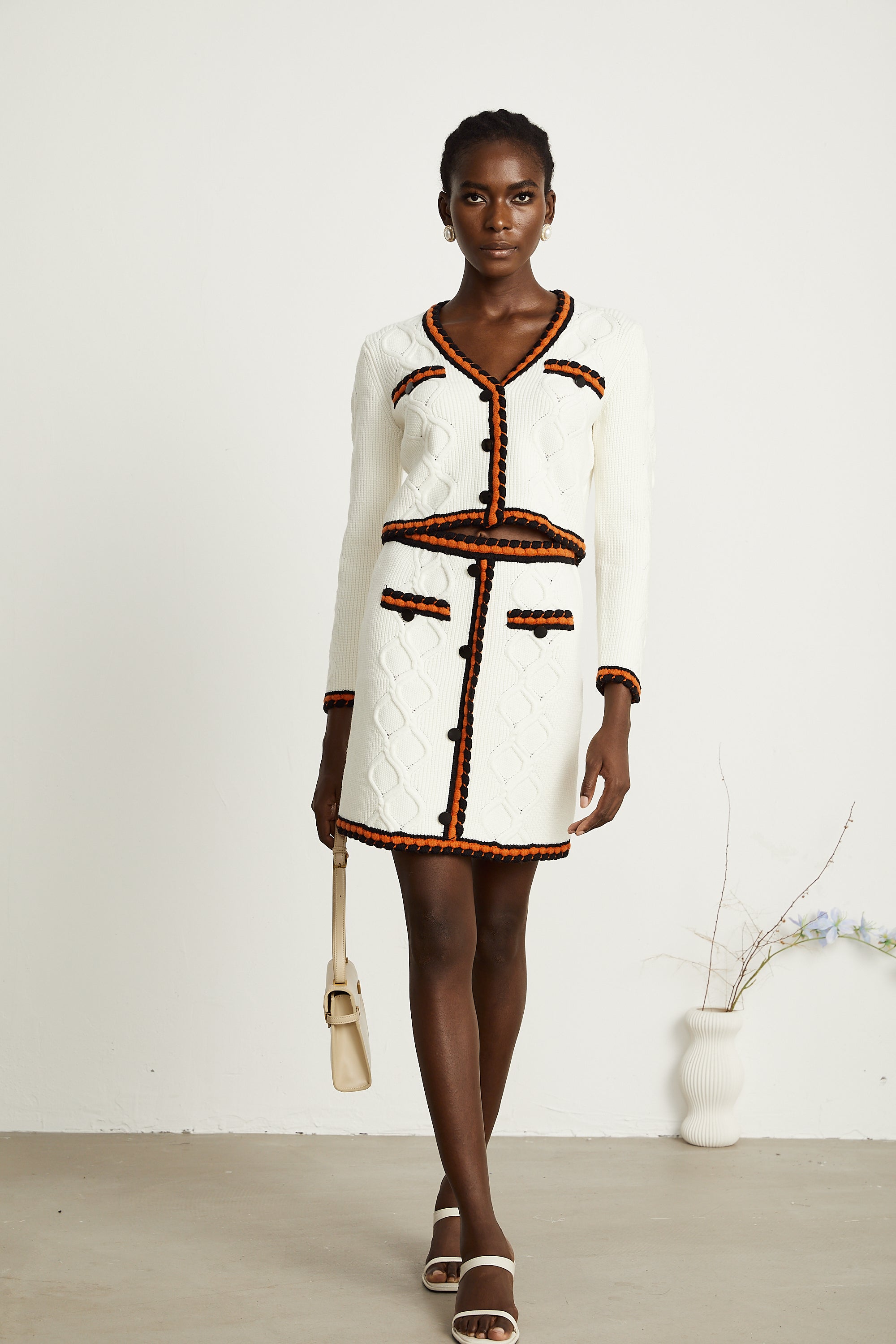 Cécilie – Set aus Strickjacke und Rock mit Kontrastbesatz (Endverkauf – nur in den USA)