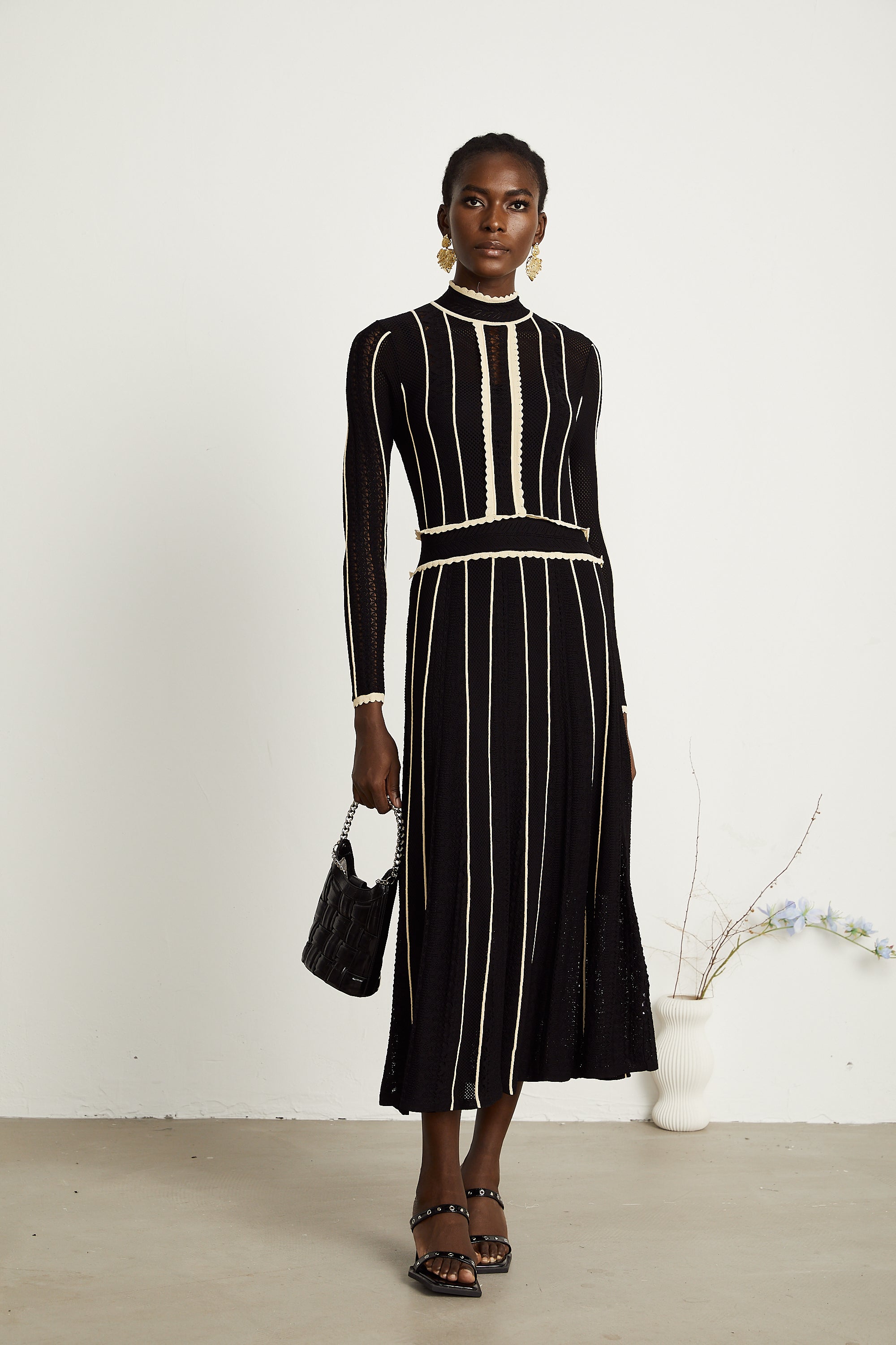 Schwarzes Maxikleid aus Netzstoff mit vertikalen Streifen von Maëlys