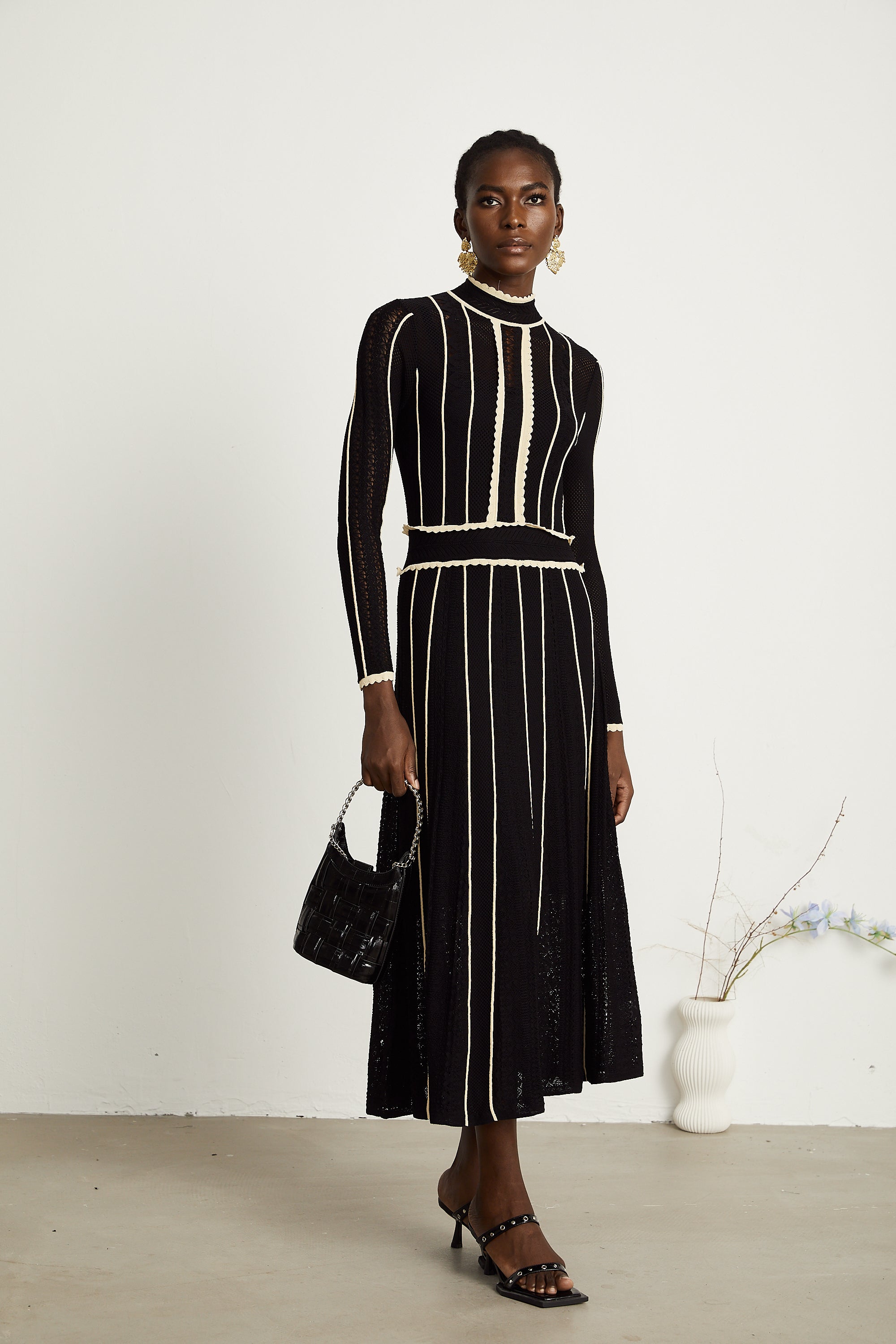 Schwarzes Maxikleid aus Netzstoff mit vertikalen Streifen von Maëlys