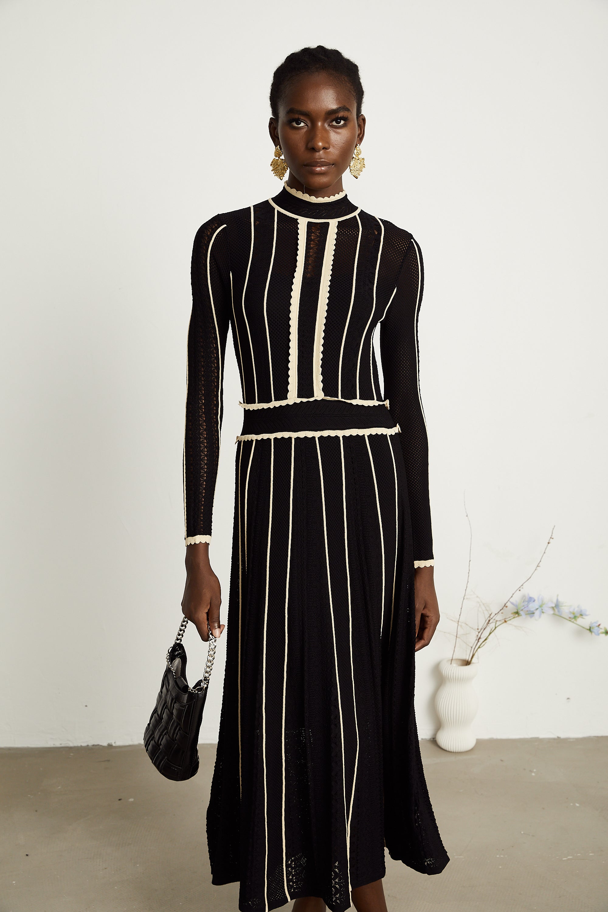 Schwarzes Maxikleid aus Netzstoff mit vertikalen Streifen von Maëlys