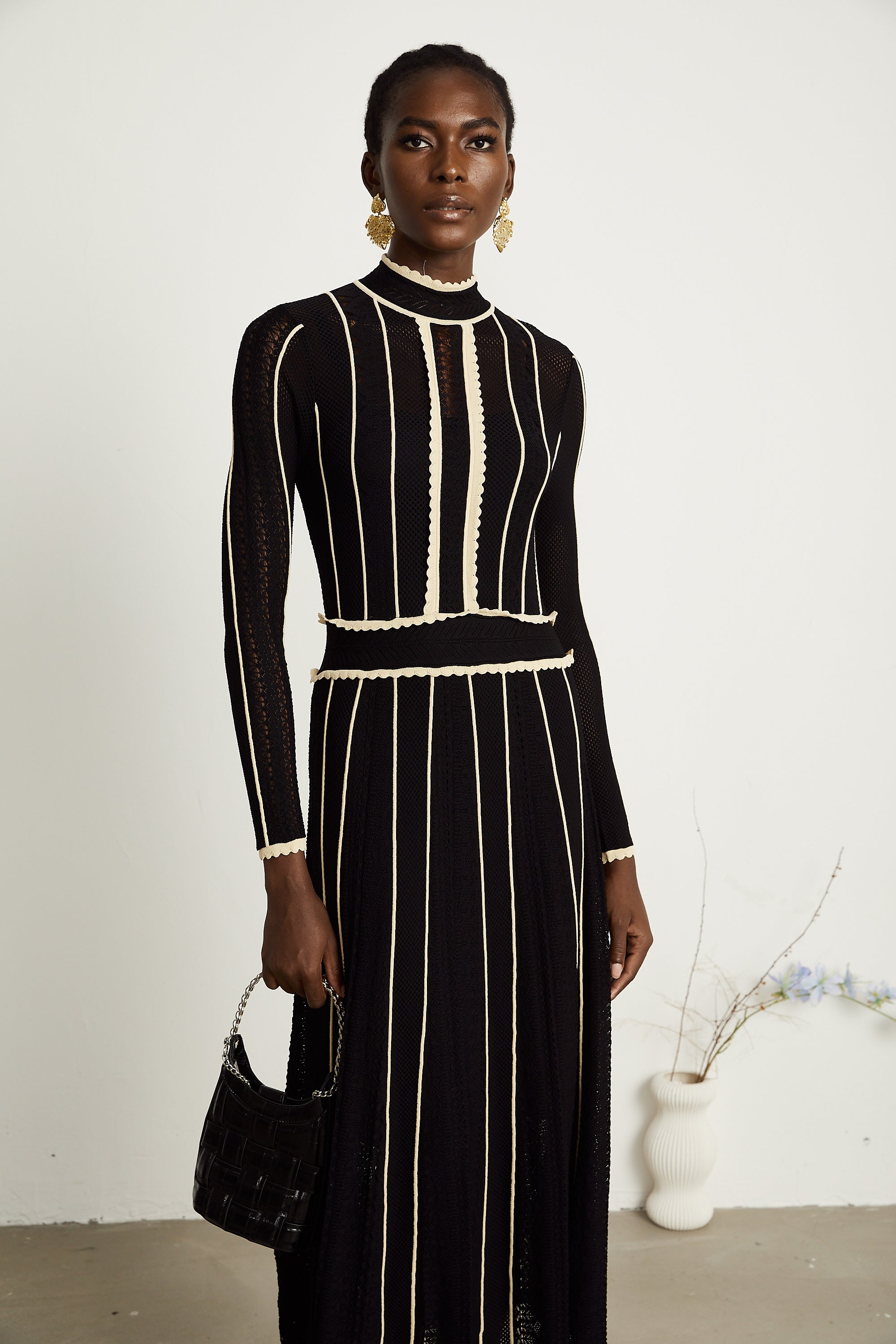 Schwarzes Maxikleid aus Netzstoff mit vertikalen Streifen von Maëlys