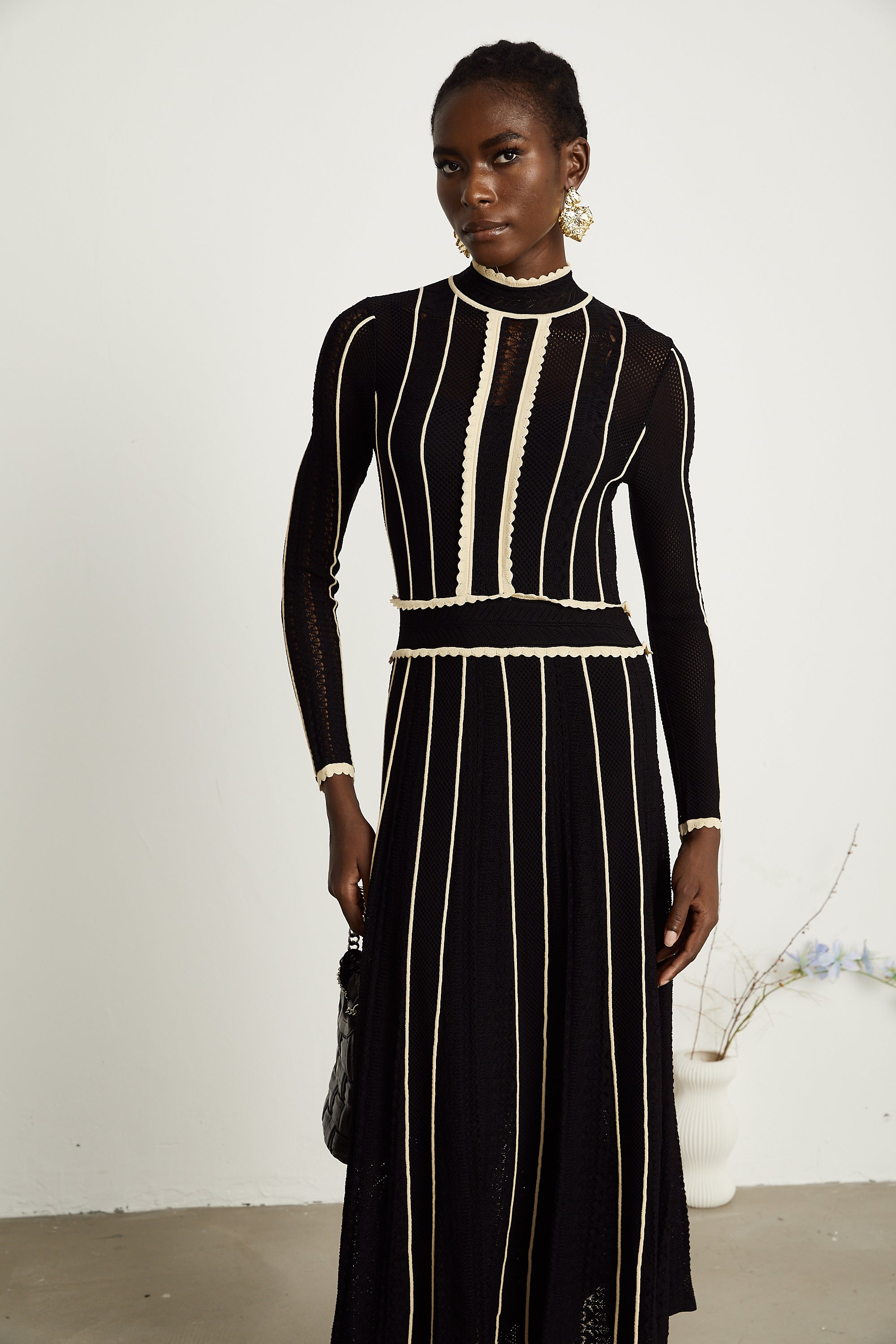 Schwarzes Maxikleid aus Netzstoff mit vertikalen Streifen von Maëlys