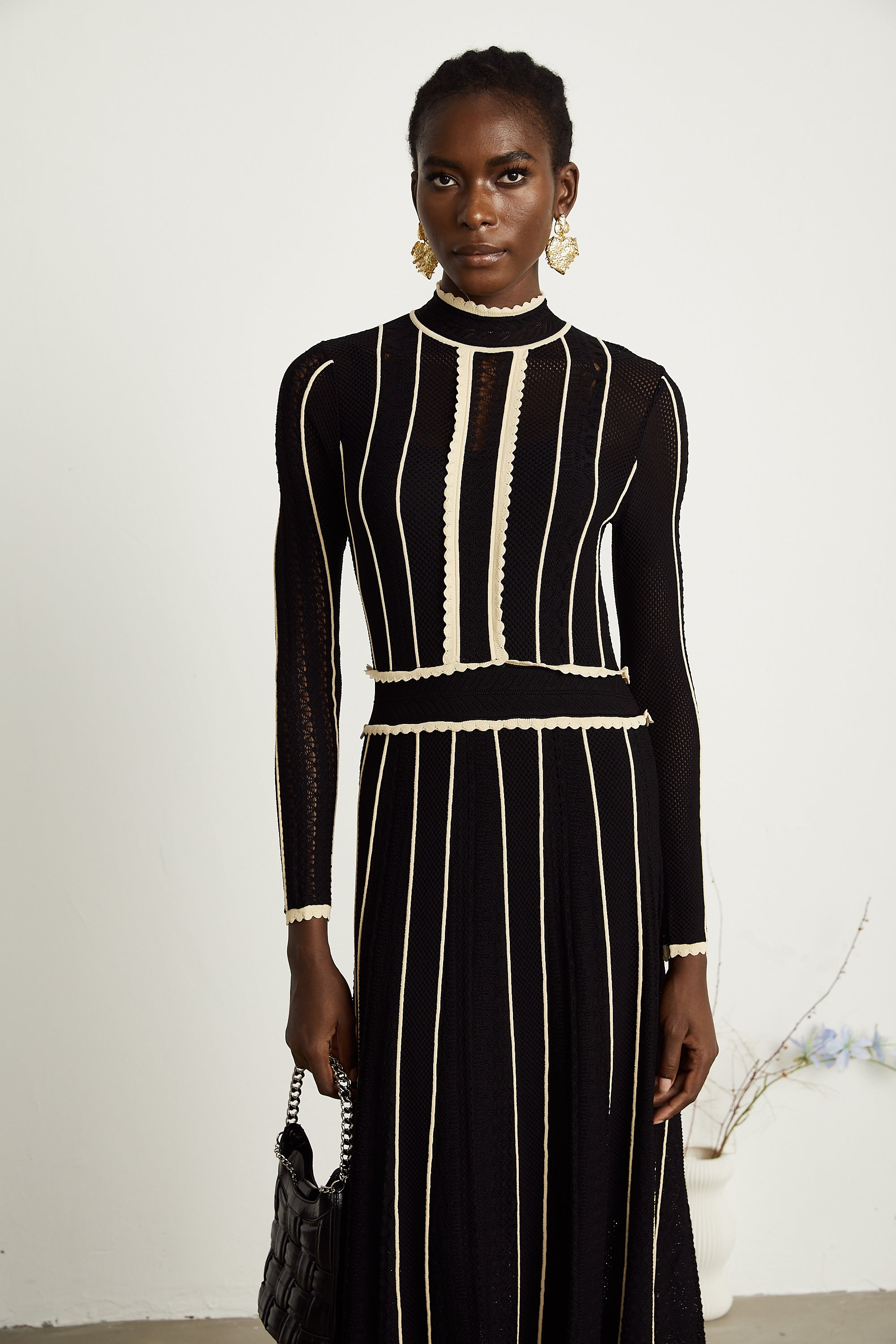 Schwarzes Maxikleid aus Netzstoff mit vertikalen Streifen von Maëlys