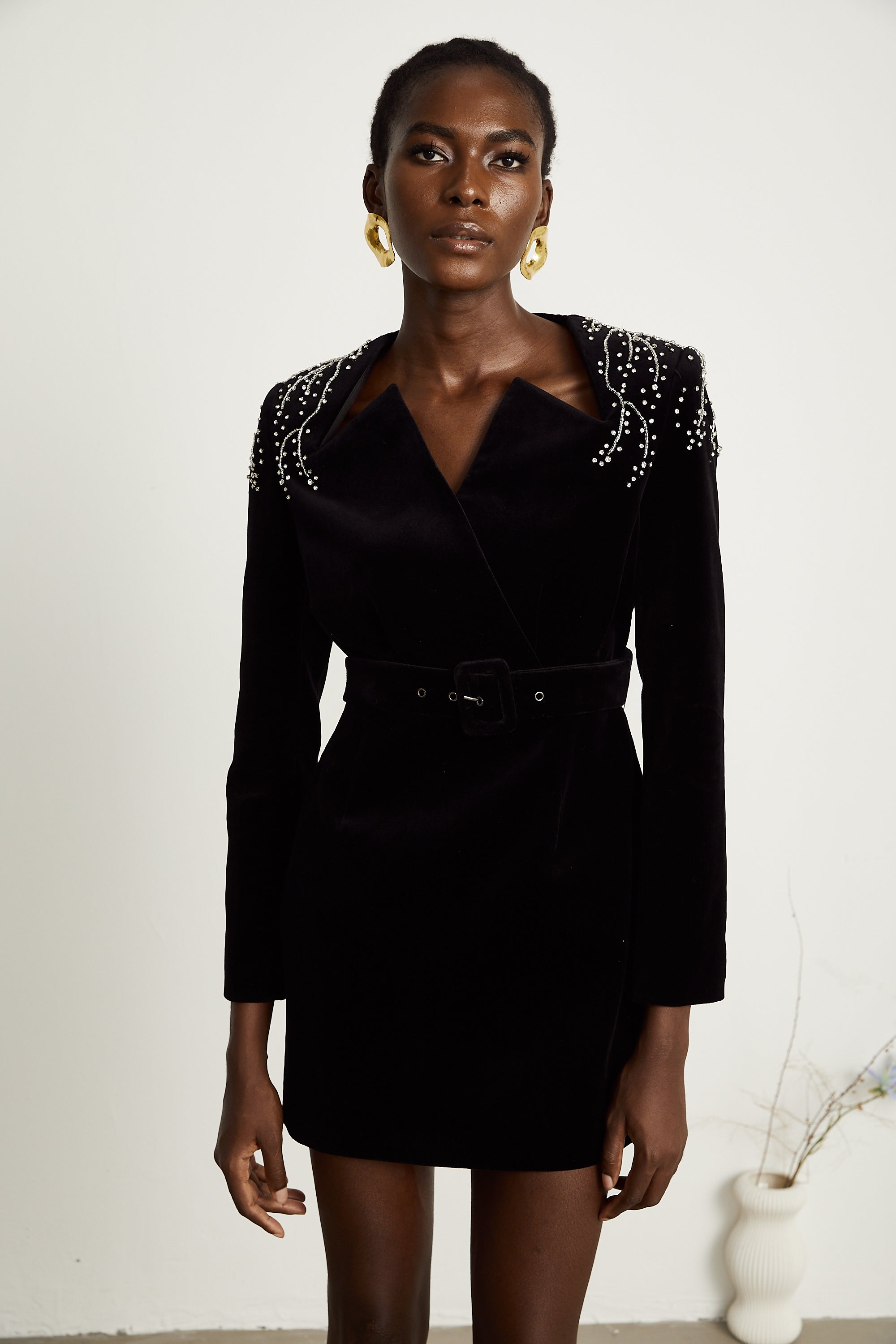 فستان إميلي القصير المصنوع من المخمل الأسود والمزين بالكريستال