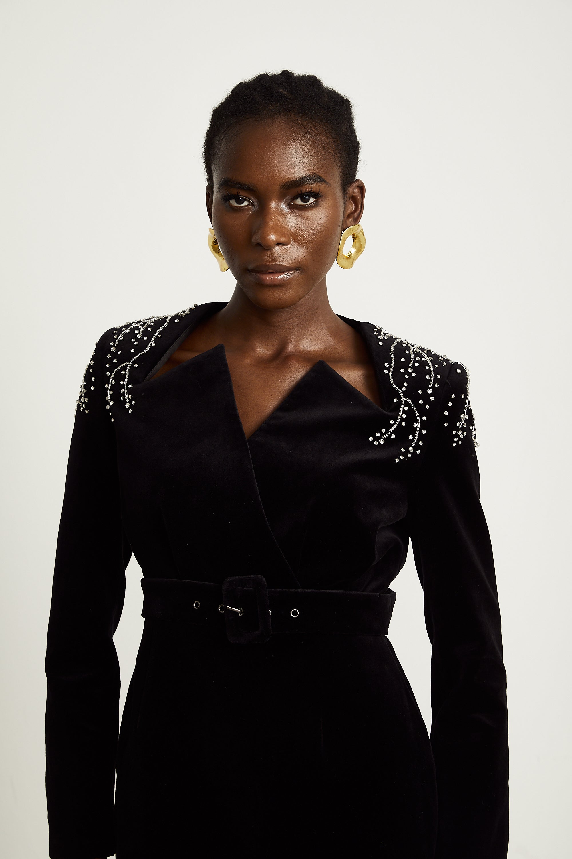 فستان إميلي القصير المصنوع من المخمل الأسود والمزين بالكريستال