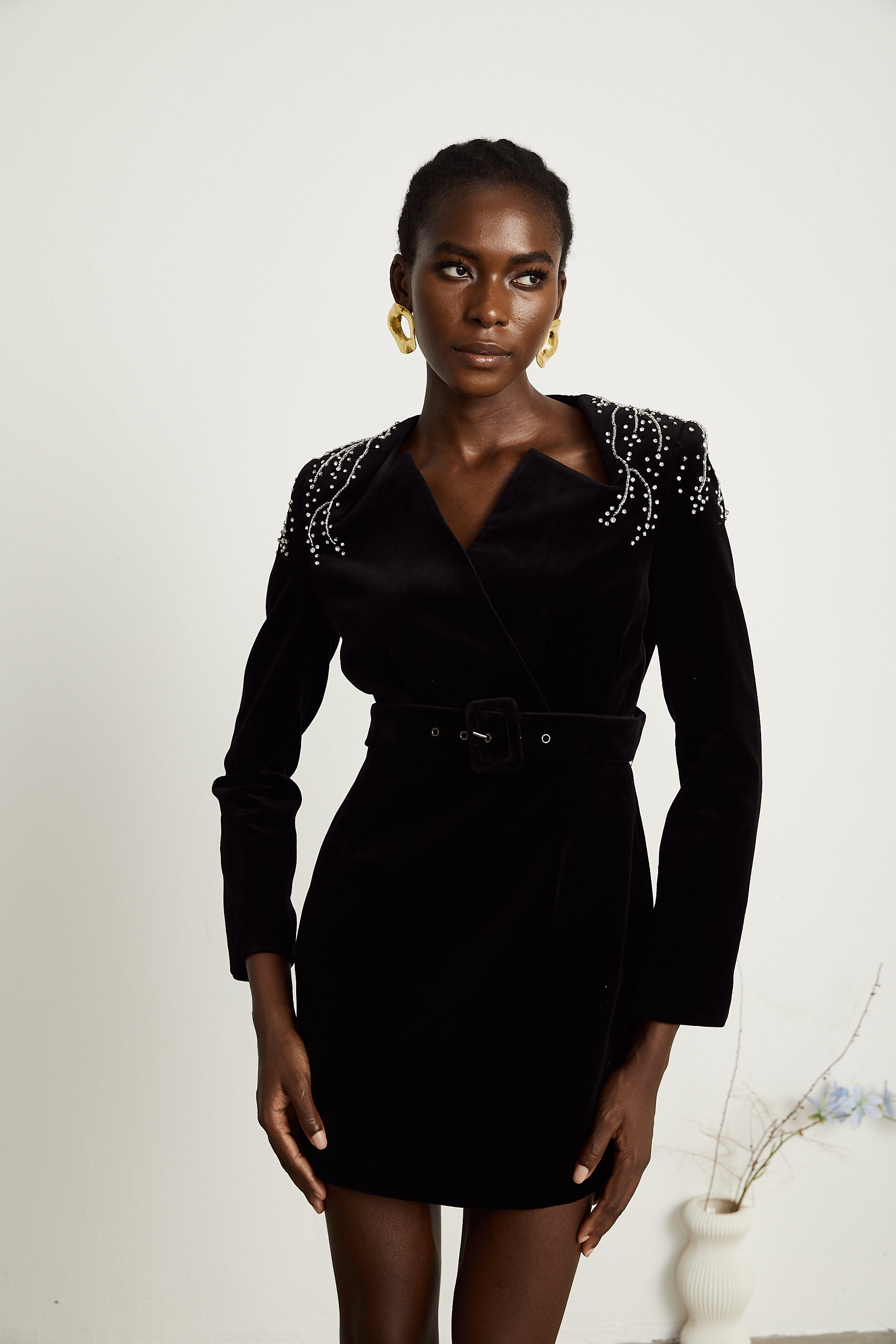 فستان إميلي القصير المصنوع من المخمل الأسود والمزين بالكريستال