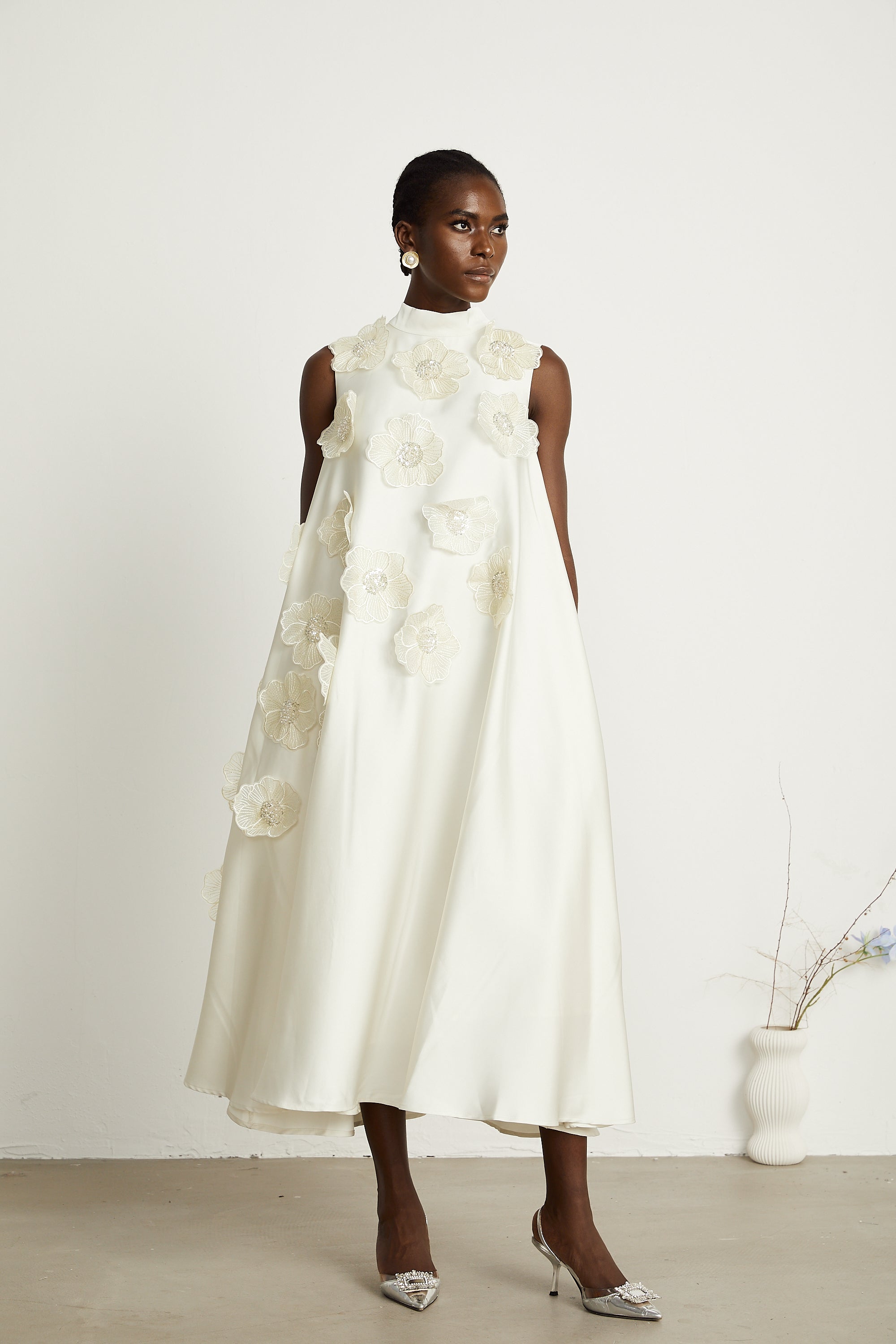 فستان إميلي متوسط الطول بدون أكمام ومزين بالورود باللون الأبيض