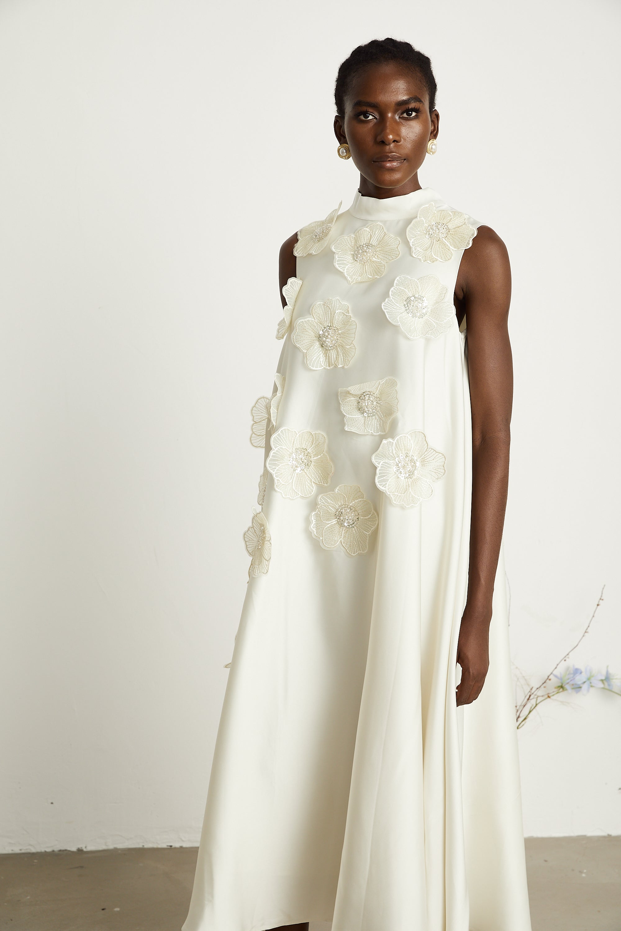 فستان إميلي متوسط الطول بدون أكمام ومزين بالورود باللون الأبيض