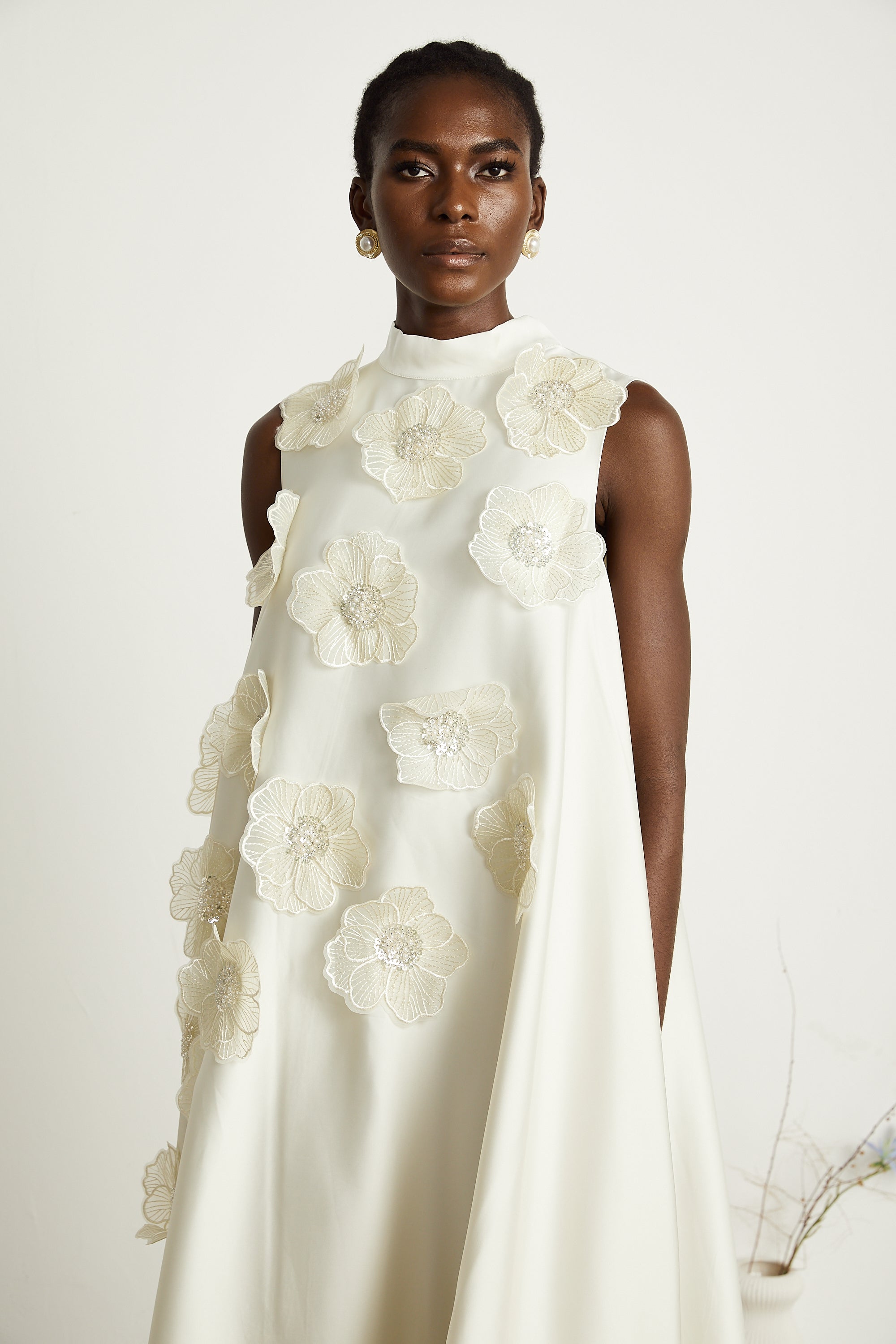 فستان إميلي متوسط الطول بدون أكمام ومزين بالورود باللون الأبيض