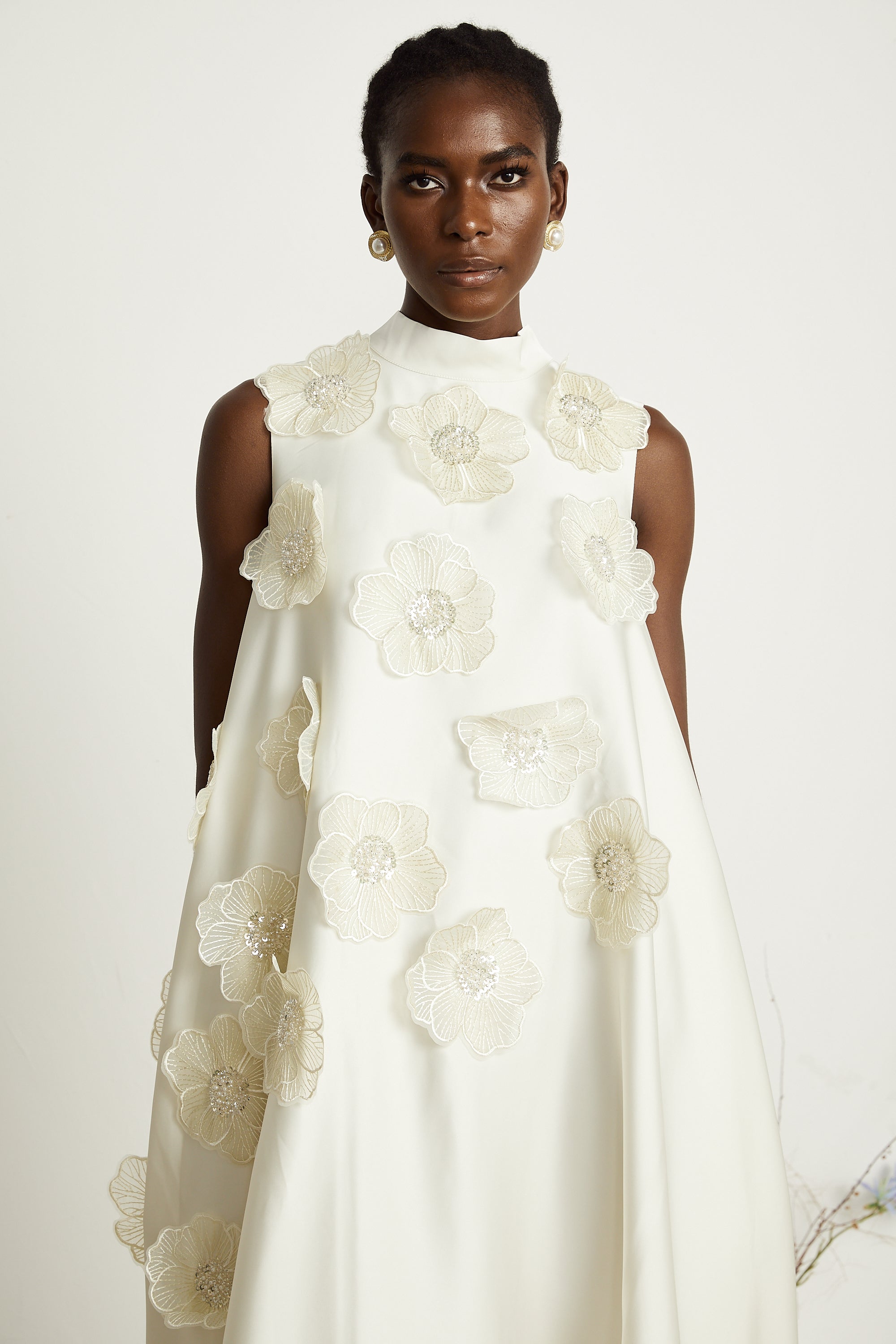 فستان إميلي متوسط الطول بدون أكمام ومزين بالورود باللون الأبيض