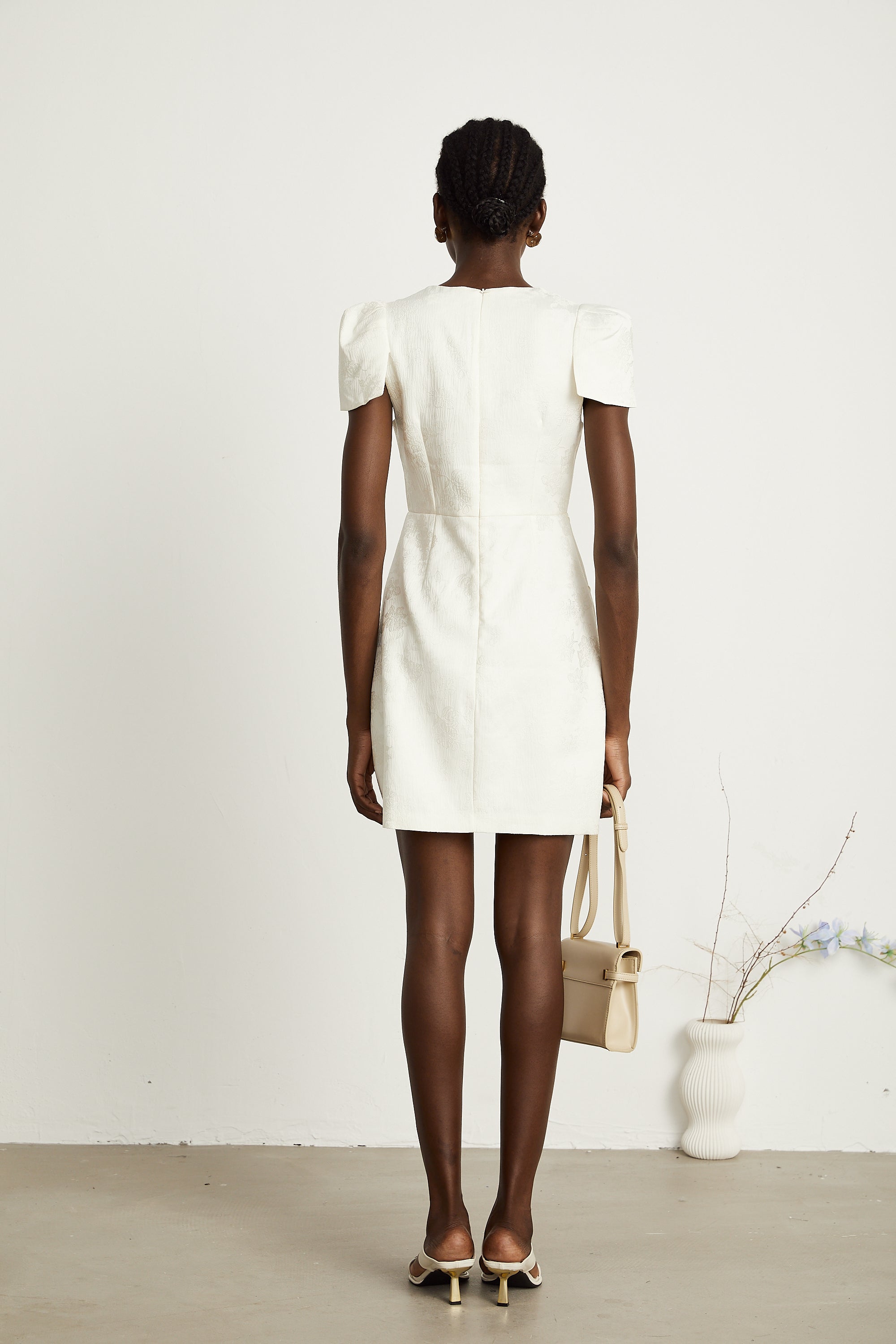 Coralie weißes Minikleid mit Knöpfen und Blütenblatt-Detail