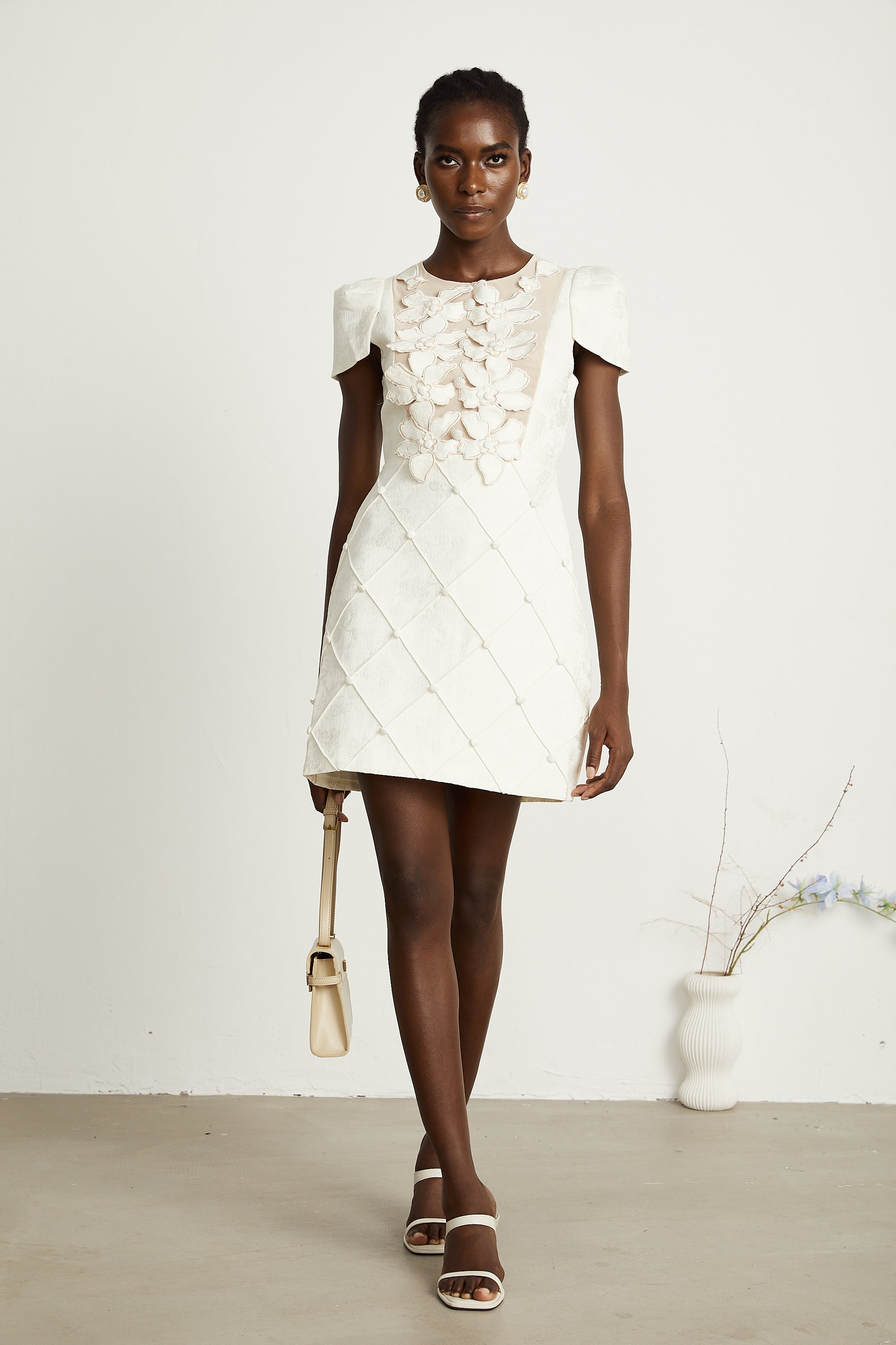 Coralie weißes Minikleid mit Knöpfen und Blütenblatt-Detail