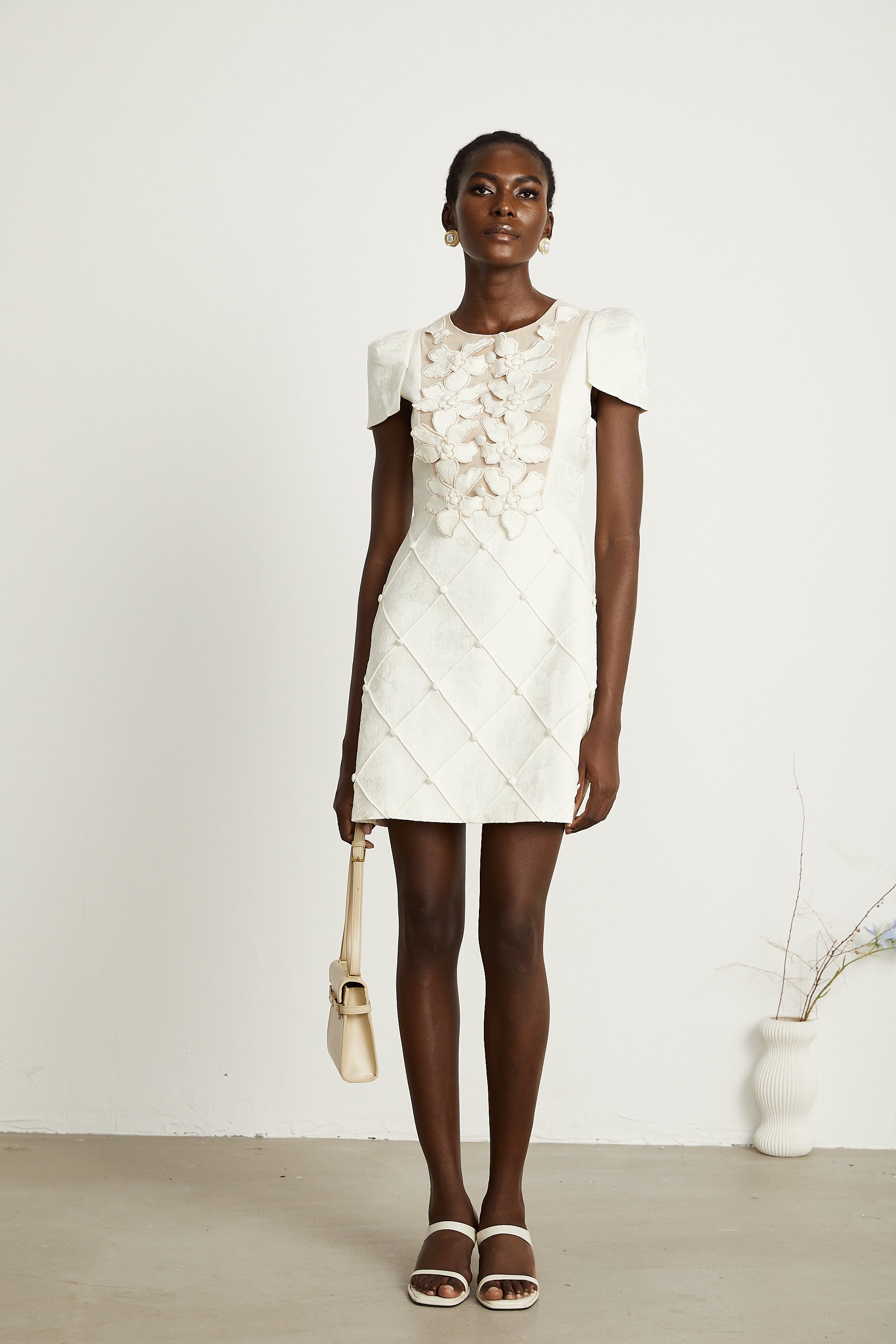 Coralie weißes Minikleid mit Knöpfen und Blütenblatt-Detail