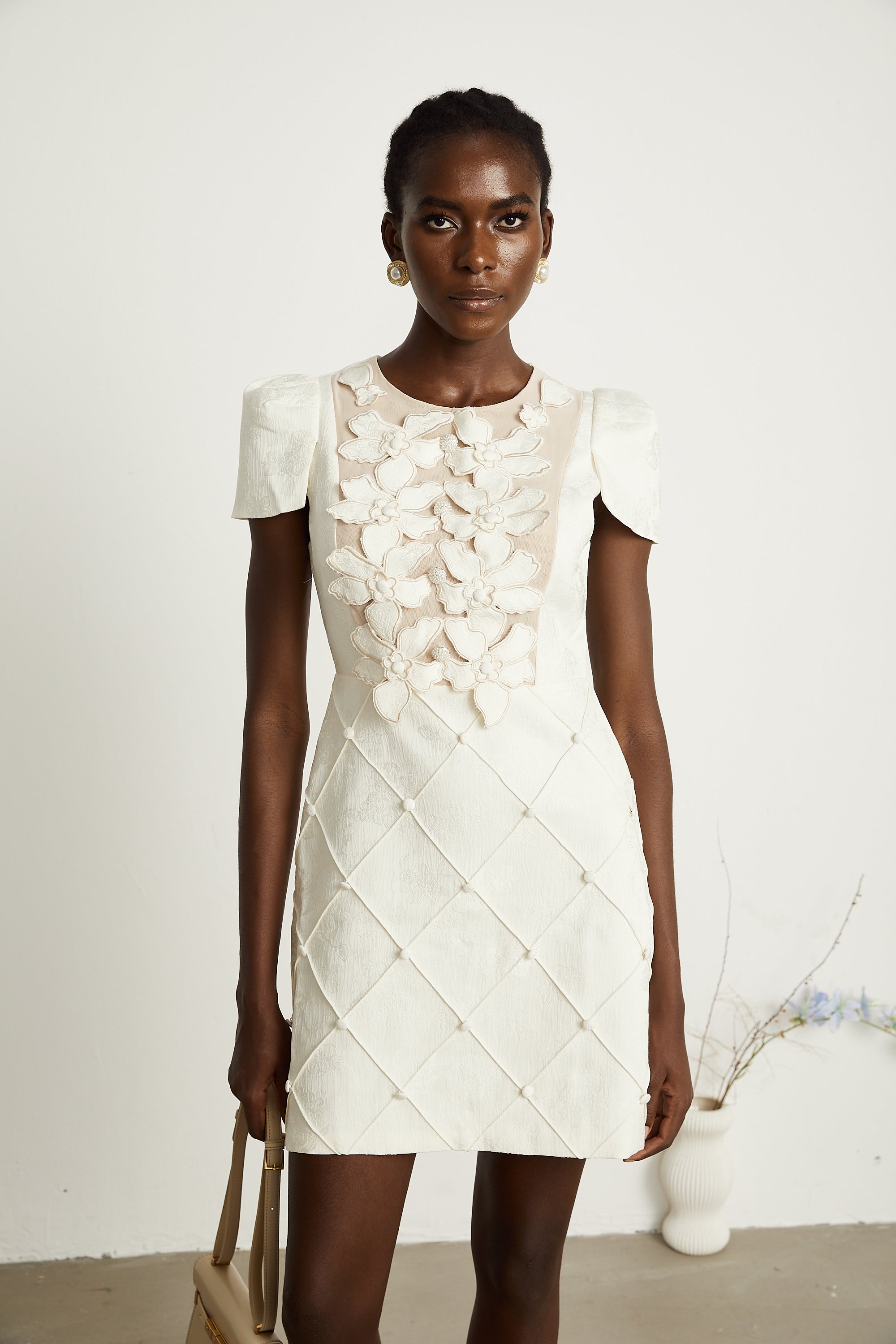 Coralie weißes Minikleid mit Knöpfen und Blütenblatt-Detail