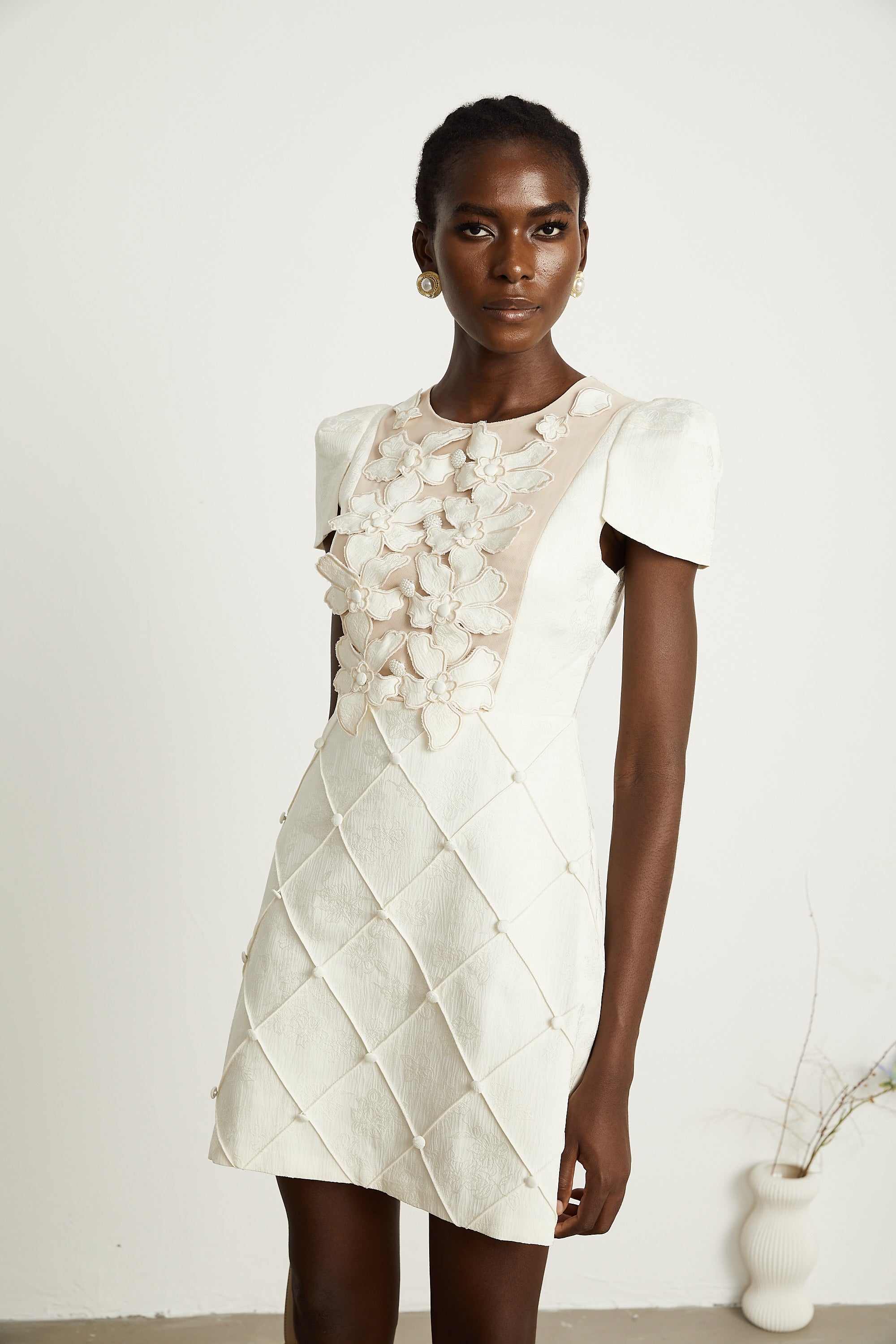 Coralie weißes Minikleid mit Knöpfen und Blütenblatt-Detail