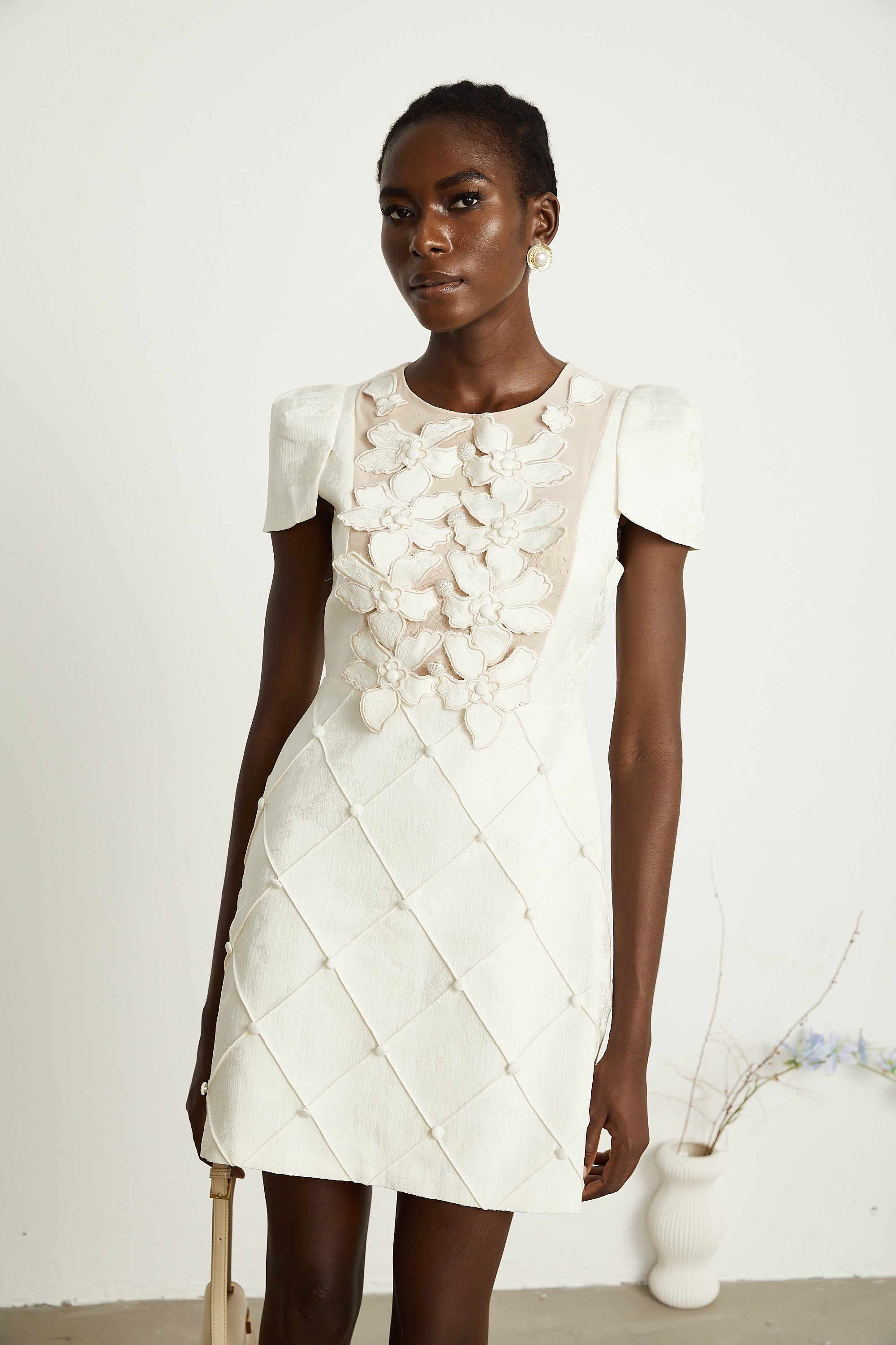 Coralie weißes Minikleid mit Knöpfen und Blütenblatt-Detail