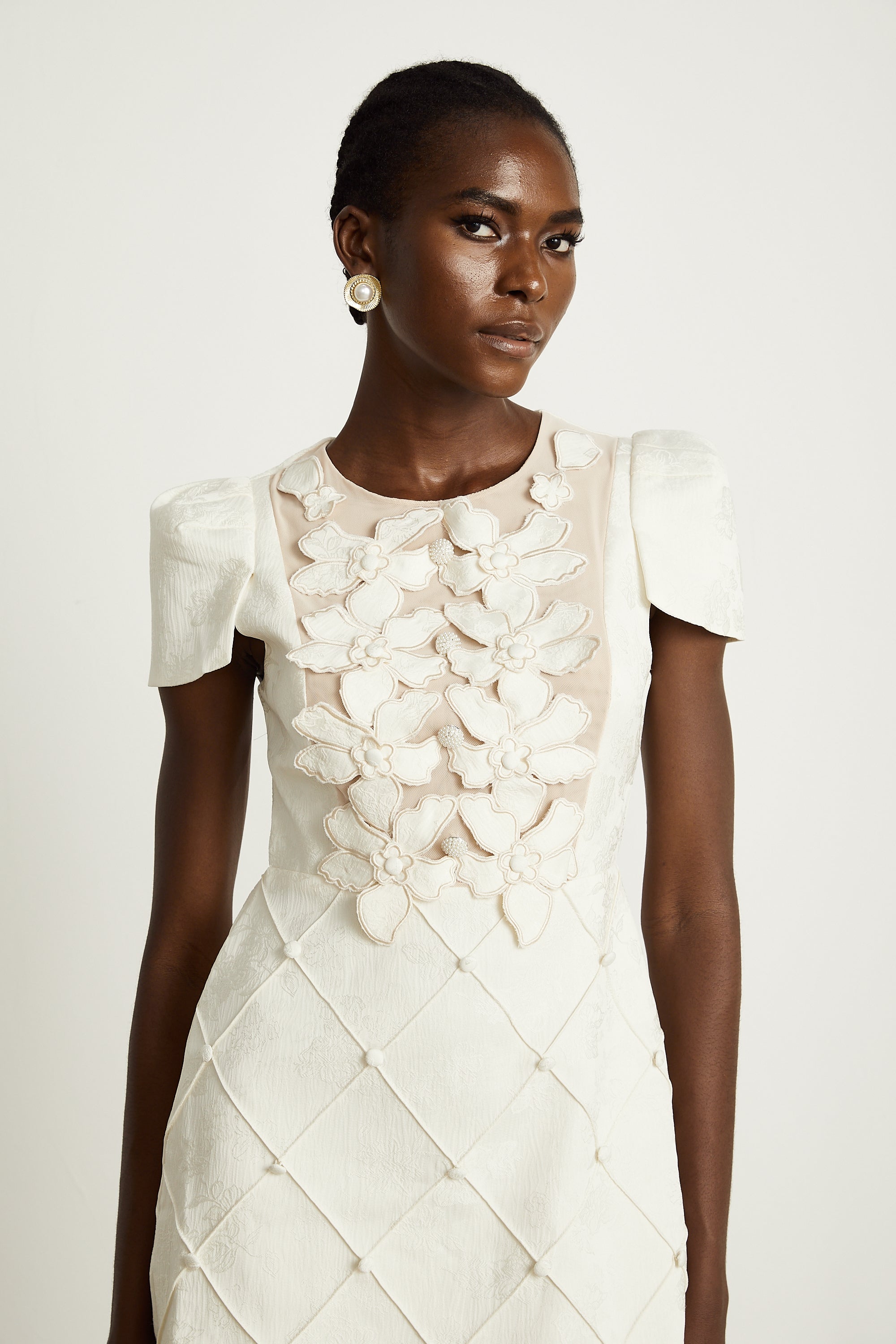 Coralie weißes Minikleid mit Knöpfen und Blütenblatt-Detail