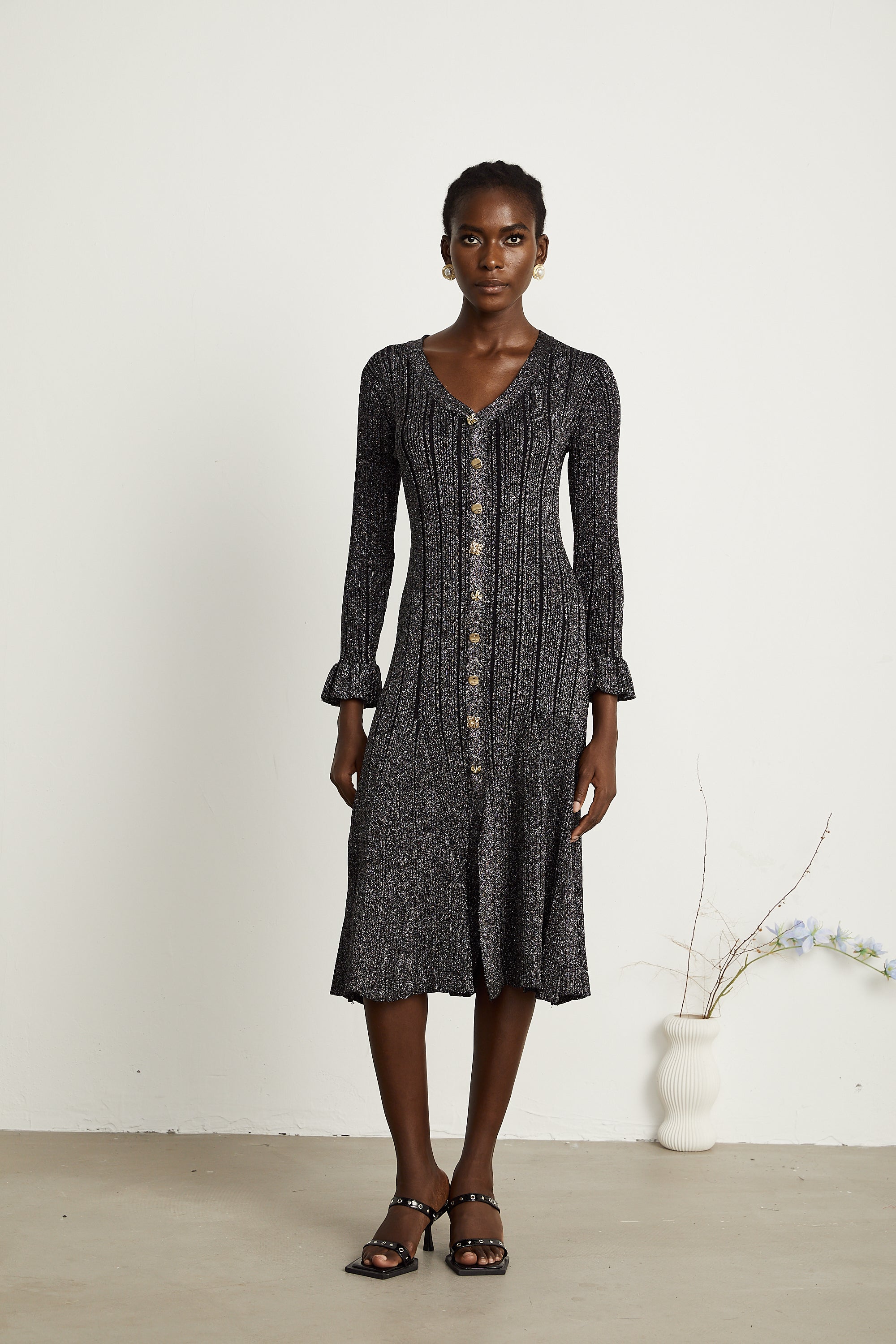 فستان أوفيلي متوسط الطول باللون الأسود المعدني